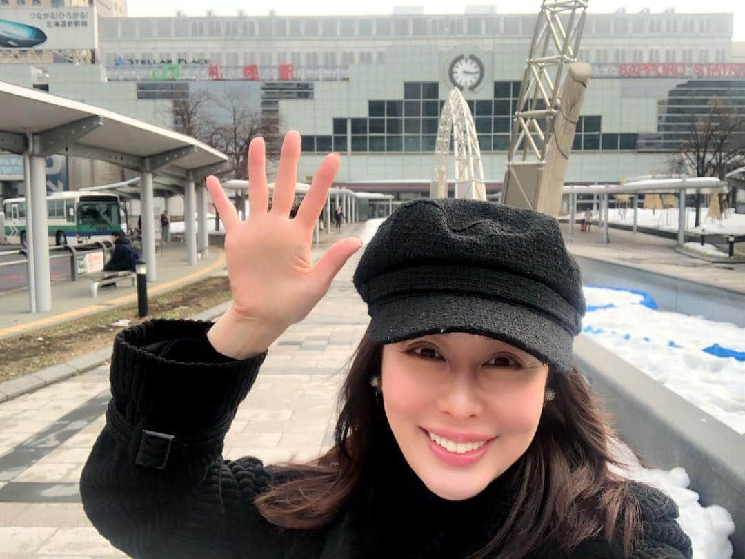 藤井美加子さんのインスタグラム写真 - (藤井美加子Instagram)「☆﻿ でっかいどー!!北海道!!札幌上陸ただいま〜⛄️﻿ ﻿ 遂に明日は『スミセイウエルネスセミナー』﻿ 200名の方の前で講演です。﻿ ﻿ 札幌へのご挨拶を兼ねて大通り公園までぐるりとお散歩♪明日はどんな方がいらして下さるんだろう。通り過ぎる札幌の方、みーんな優しい。 ﻿さすが道産子!!明日が楽しみです♡﻿* ・ ・ スミセイウエルネスセミナー2019 札幌エルプラザ3F「エルプラザホール」 3/7（木）13:30会場 14:00開演 第1部 三木美加子 『輝いて歳を重ねよう〜女優から学ぶ職、運動、メンタルのバランス〜』 ﻿ ﻿  #講演#セミナー#北海道#札幌#住友生命保険#スミセイウエルネスセミナー#北海道新聞社#美肌食マイスター#アンチエイジングアドバイザー#美肌エキスパート#女優#三木美加子﻿﻿#さっぽろテレビ塔#時計台#大通り公園 #Lecture#health#orientalmedicine#preventivemedicine#beauty#beautiful#peace#happy#harmony#lifestyle#hokkaido #sapporo」3月6日 16時09分 - mikako_miki