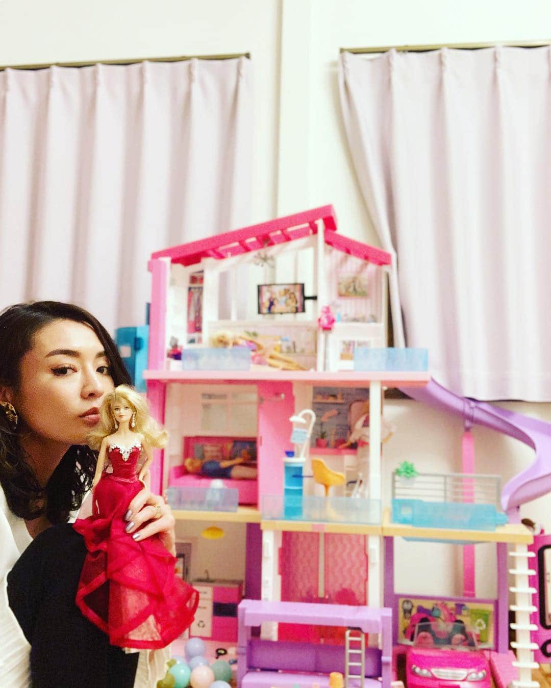 内藤陽子のインスタグラム：「昨夜は寝かしつけた後、そっとニコのお部屋に入って、お片付け🧹 というより バービーハウスで好きに遊べる♬ 右手だけで洋服畳めず、ただクローゼットに押入れている状態…👠 #バービーハウス #ニコの部屋 #少女に戻れる時間」