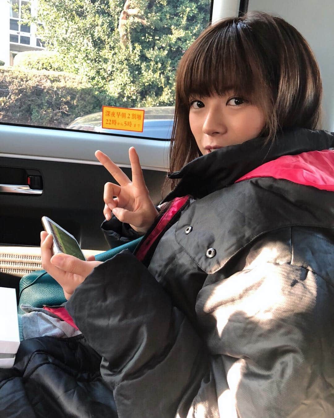 わちみなみのインスタグラム：「今夜埼玉スタジアムで﻿ 19:30 キックオフ﻿ ACL ブリーラムユナイテッド戦ですね☺︎✨﻿ ﻿ 楽しみにしながら、﻿ 向かっております 💗﻿ ﻿ ちょっと早いけど、スタジアムにみんないるのかな❓﻿ 寒そうだけど元気に応援しましょうね😆✨﻿ ﻿ サッカー初心者なので？！﻿ 試合前はすごく緊張します。。﻿ 頑張れレッズ〜🔥✨」