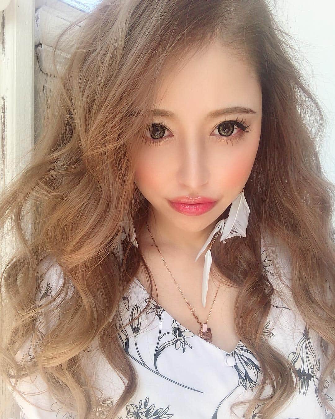 ririさんのインスタグラム写真 - (ririInstagram)「🌸🌸🌸 #春メイク 💄 ゴールドシャドウとパールで キラキラ🤩🤩🤩 DMでメイク道具💄質問 あったので載せます‼️ スワイプ→してみれます✨☺️✨ #love #happy #makeup #selfie  #メイク」3月6日 16時51分 - riri.ribon