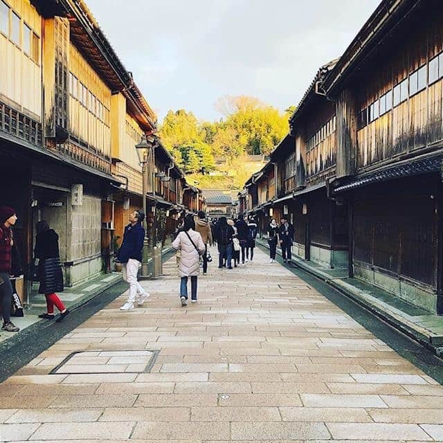 kanazawa_johoのインスタグラム：「* 曇天の午後、ひがし茶屋街をぶらりと散歩してきました♪ 美しい石畳と出格子の街並みは、いつ訪れても時間が止まったような不思議な感覚につつまれます。 これほどまでに曇り空が似合う景観は、他にない金沢の魅力ですよね。 * * >>>その他のおでかけスポットは（@kanazawa_joho）にて♪ * * #ひがし茶屋街 #町家 #石川県 #石川 #金沢市 #金沢 #おでかけ #レジャー #金沢情報 #金沢観光 #石川観光 #金沢観光スポット #石川観光スポット」