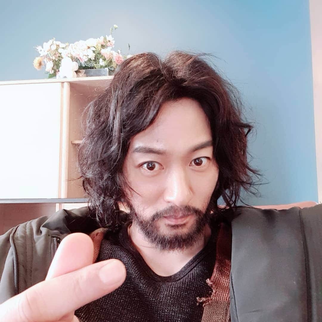 チュ・ジンモのインスタグラム：「오늘밤 10시! 빅이슈 첫방송입니다~ 본방사수 아시죠?🤗 #빅이슈」