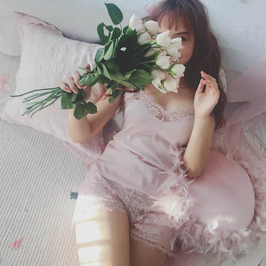 石田ニコルさんのインスタグラム写真 - (石田ニコルInstagram)「この花すき。  ちっちゃいバラ  なんて名前なんだろ」3月6日 17時45分 - nicole_ishida