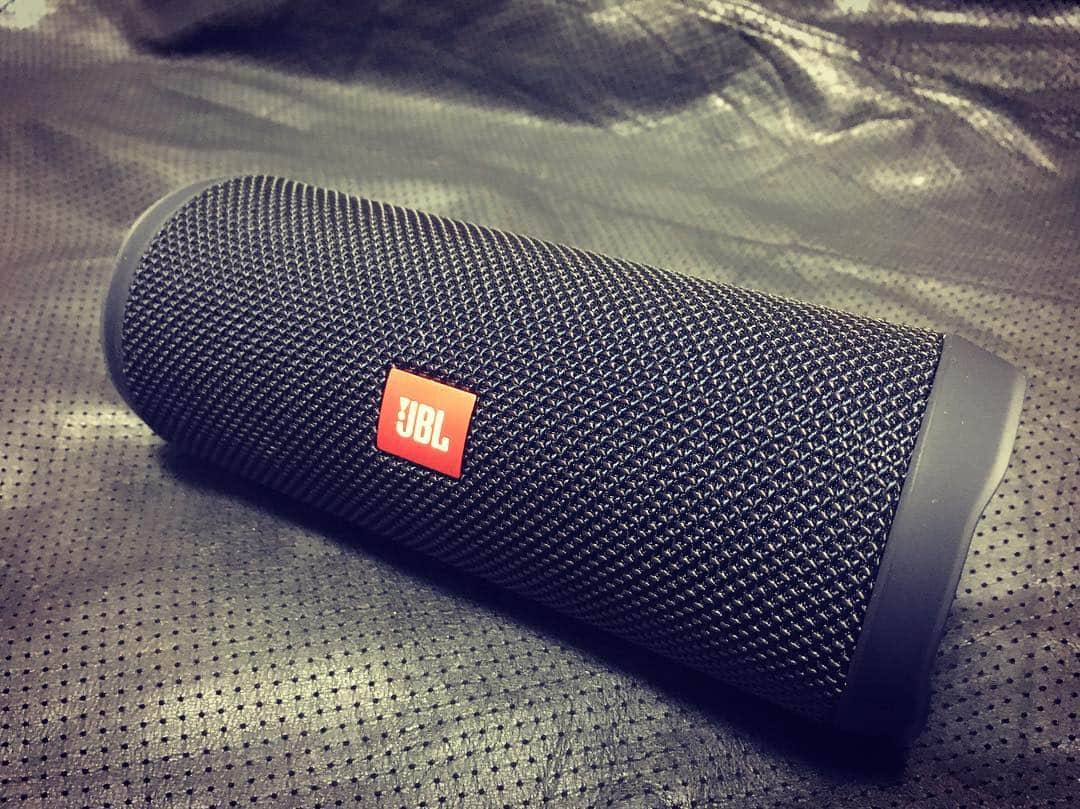 のインスタグラム：「娘から肩叩き券以来の誕生日プレゼントをもらった😂 かなり良い！ #jbl #flip4」
