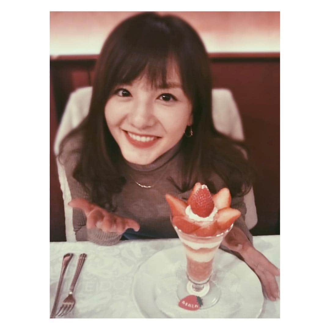 小菅晴香さんのインスタグラム写真 - (小菅晴香Instagram)「・ このところ食べ物の投稿が続き、 飯テロしてごめんなさい🥺笑 ・ これは、先日のおでんの後に食べた 〝締めパフェ〟です🤤🍓 ・ （⚠️1枚目は親友の手ブレにより 純喫茶風フィルターかけてみました☕️笑） ・ ・ ・ そして食べ物といえば… 最新の食について取材してきましたよ🎤 ・ びっくり仰天の連続でした😳✨ ・ 明日のOha!4 Oha!ライフのコーナーで 皆様にも驚いて頂きたいです🎶 ・ ・ ・ ・ ・ #oha4newslive #oha4 #おはよん #ohaライフ #おはライフ #フーデックスジャパン2019 #フーデックス #いちごパフェ #しめパフェ #締めパフェ #資生堂パーラー #小菅晴香 #フリーアナウンサー #セントフォース #🍓」3月6日 17時49分 - haruka.kosuge