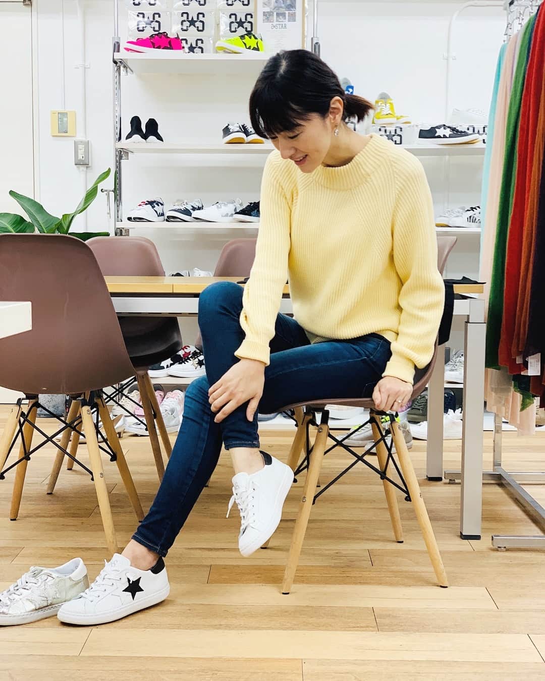 前田ゆかのインスタグラム：「2つの星がアイコンのスニーカー 2STAR。  靴ひもを結ばない仕様！ 素足でスルッとスリッポン感覚の脱ぎ履き可能なのが気に入って、ホワイトとシルバーをオーダーしました。 はやく履きたい〜 ・ インソールがふわふわ優しいから疲れにくさにも期待。 #2STAR #イタリア #スニーカー #レザースニーカー #ツースター #add」