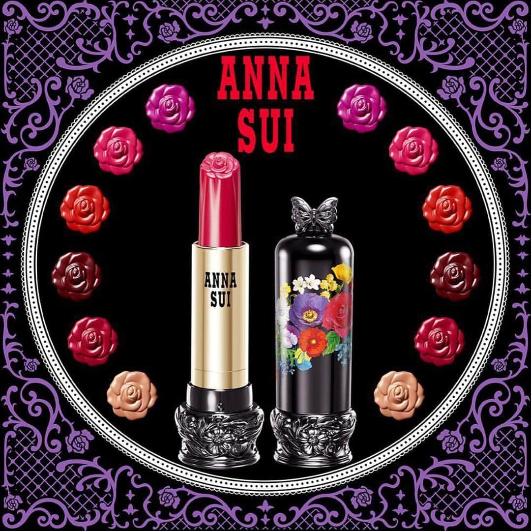 鹿の間さんのインスタグラム写真 - (鹿の間Instagram)「ANNA SUI リップスティックF﻿ 価格:2800円 （税抜）全6色﻿ ﻿ 〝ひと塗りで、花咲くような美発色。〟 ﻿ ﻿ 🥀F202 刺しゅうを想わせる温かいローズ﻿ 🥀F305 グラフィカルな鮮やかでモードなローズ﻿ 🥀F402 絵具のような鮮やかなローズ﻿ 🥀F403 クラフトのように真っ赤なローズ﻿ 🥀F500 フォトグラフの様なクラシカルなローズ﻿ ﻿ 色鮮やかな花々と蝶のパッケージは上品で遊び心のあるデザイン！女子力もモチベも上がりそう✨﻿ バラがモチーフのリップスティックはお洒落で高級感があり持つだけでも気分が上がるカワイさですね♡﻿ そして可愛いのはパッケージだけじゃ無い！今回のリップはカラバリ豊富で自分に似合う一本が必ず見つかる(〃ω〃)﻿ 綺麗な発色なので濃ゆくセクシーに唇全体に塗るも良し、グラデ塗りで今時感を出すのも良し色んな塗り方が楽しめます♡﻿ ﻿ イベントでみんなにお会いできるのを楽しみに待ってます 配合美容成分﻿ 〈保湿成分効果〉油溶性ノバラエキス﻿ 〈エモリエント効果〉ローズヒップオイル ・ピーチカーネルオイル・マカデミアナッツオイル﻿ . ♡------♡------♡------♡------♡﻿ #ANNASUI #annasuicosmetic #アナスイ #バラリップ #リップレポ #コスメレポ #アナスイリップスティックF #美容 #口紅 #makeup #メイク動画 #メイクアップ #メイク #메이크업」3月6日 18時07分 - rhodon41