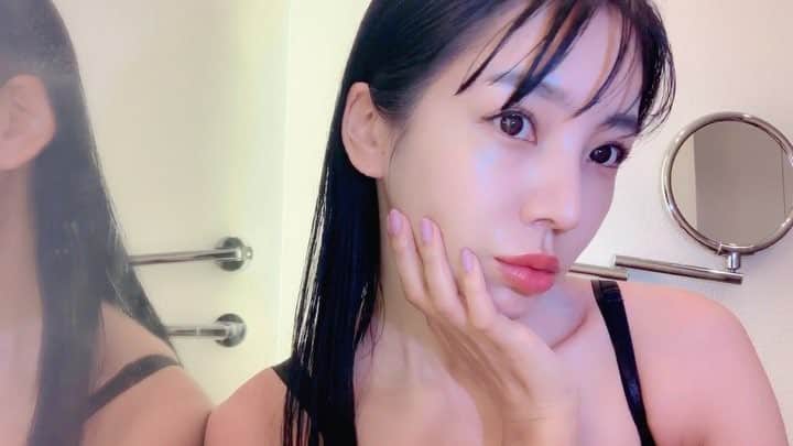 のインスタグラム：「わたしのスキンケアの順番🧖🏻‍♀️🧴 ・ ①化粧水 いつもはコットンパックやマスクパックを1日1回は必ず✨ ・ ② 『PH sensitive cream』 たっぷり肌と手がくっつくくらいにしっとりもちもちになるまで塗ります✨ ・ ③ 『White tone up cream』 たっぷり保湿することでより自然に馴染んで瞬時にきれいな白肌になるよ✨ 毛穴や凹凸のカバーもしてくれるから日中はメイク前の化粧下地に💆🏻‍♀️ 肌本来の美白成分やシワ改善効果もあるのでスキンケアとして✨ ・ すっぴんデートにもおススメ❤️🤭 ・ 本日21時から再販スタートします👏🏻 完売していた05 vintage gemも再販します💄👏🏻 @sam_u_japan」