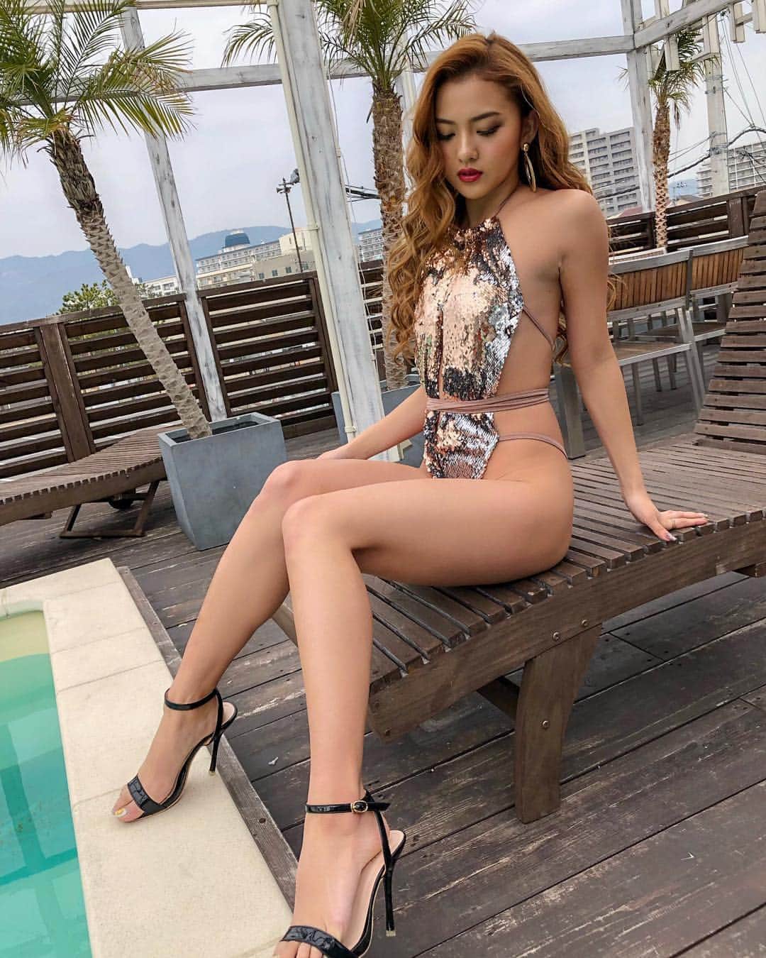 のインスタグラム：「こーんなSEXY系の水着も💖🌴 今日は雨だったので空はどんよりしてますが プールのある撮影現場に、ロケーションと 私の気分は もう夏でした🔥😳🌈✨ 👙by @ryuyu_dressshop  #ryuyu #bikini #bikinigirl #japanesegirl #me #cyberjapan #cjd_karen #makeup #shooting #撮影 #大阪」