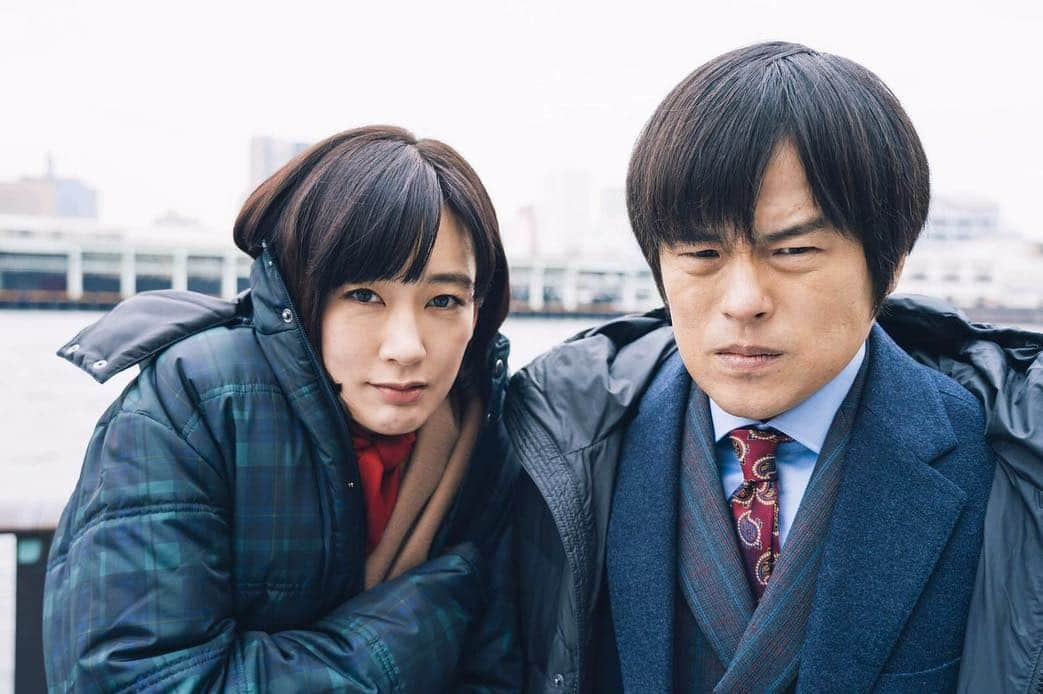 フジテレビ「スキャンダル専門弁護士」のインスタグラム：「寒い日のロケ🍃  #鈴木太郎 #与田知恵 こちらのシーンは、あす１０時からの第9話のOAで！  #竹内結子 #水川あさみ #中川大志  #泉里香 #バカリズム #斉藤由貴 #ドラマQUEEN」