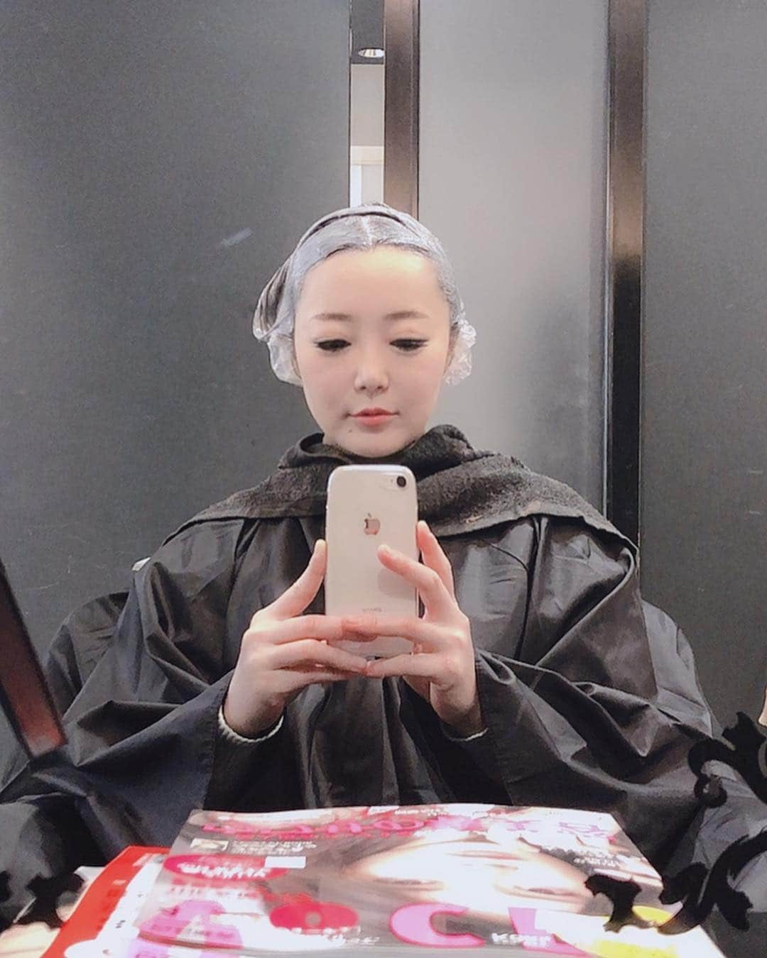 鮎川りなさんのインスタグラム写真 - (鮎川りなInstagram)「@l.dorado_hair_salon  大体行くとき部屋着にすっぴんで行くから逆にちゃんとして行ったら今日なんかあるのかなと思われてしまうらしいw ちなみに今日のニットの柄はフレンチブルです🤣 そして今回の髪色はピンクアッシュだそうです。 サラサラのウルフにしてもらったしつっくんポーズで写真も撮れたし久々に渋谷に行ったらちょっと迷ったしw @satoshitsujii いつもありがとう❤️❤️」3月6日 18時44分 - ayurina_oy