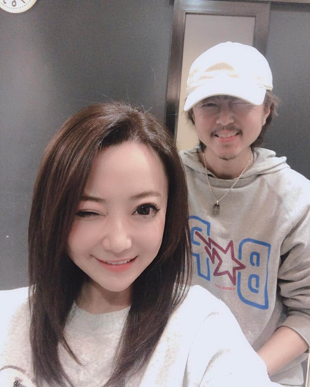 のインスタグラム：「@l.dorado_hair_salon  大体行くとき部屋着にすっぴんで行くから逆にちゃんとして行ったら今日なんかあるのかなと思われてしまうらしいw ちなみに今日のニットの柄はフレンチブルです🤣 そして今回の髪色はピンクアッシュだそうです。 サラサラのウルフにしてもらったしつっくんポーズで写真も撮れたし久々に渋谷に行ったらちょっと迷ったしw @satoshitsujii いつもありがとう❤️❤️」