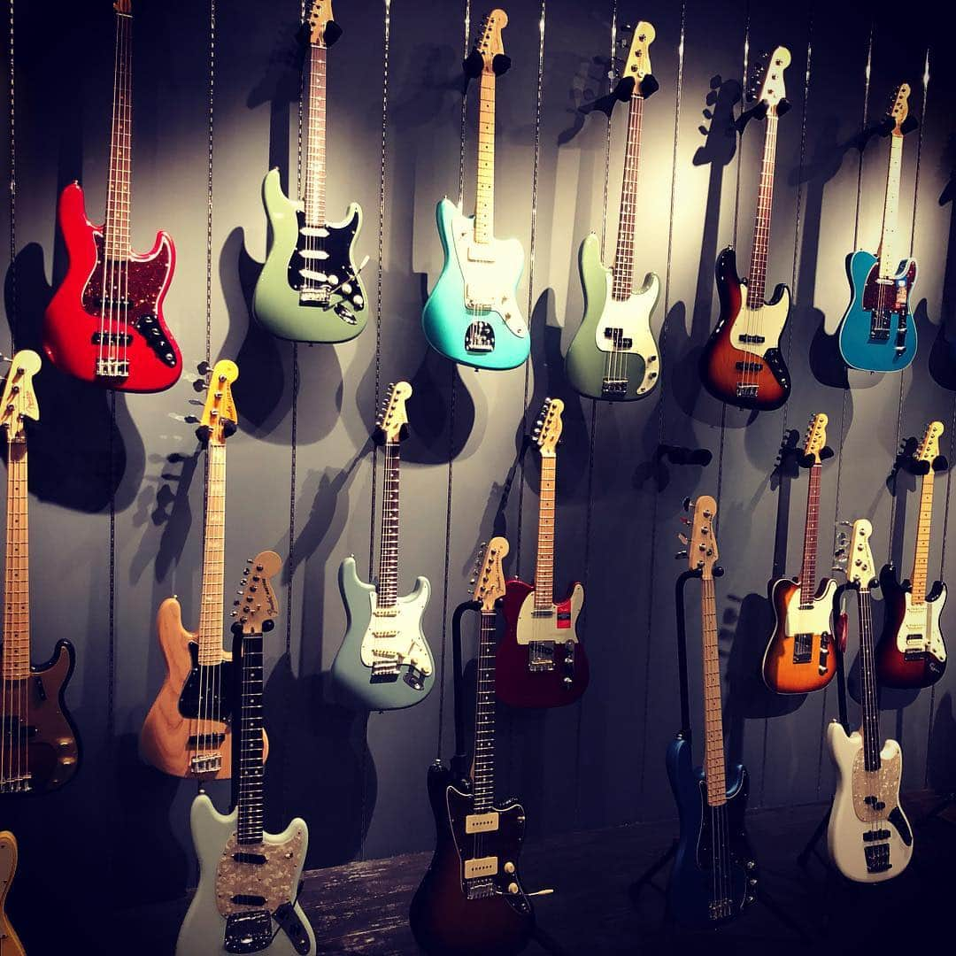 亜沙さんのインスタグラム写真 - (亜沙Instagram)「Fender様のショールームに遊びに行って来ました。  I went fender's showroom.  #Fender」3月6日 18時48分 - asa.bassist