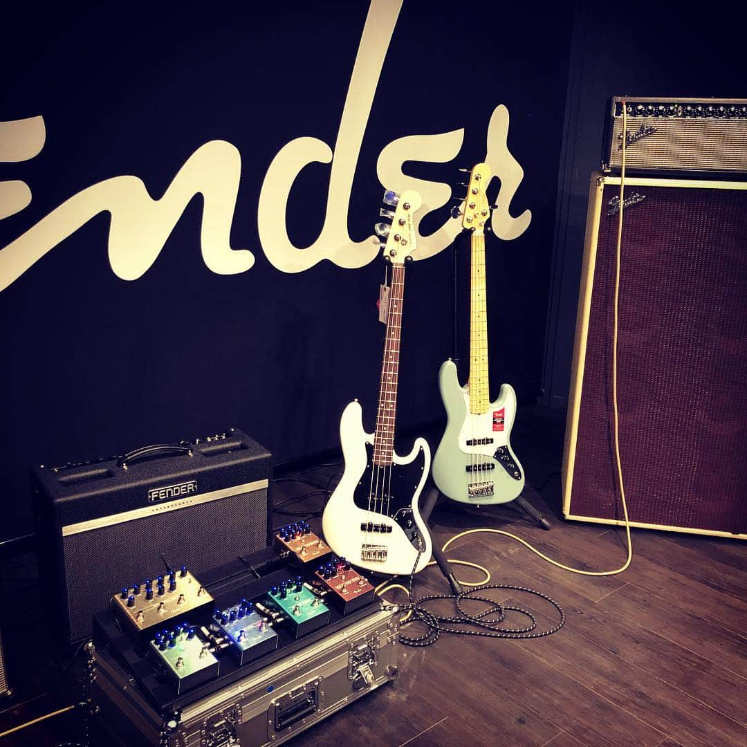 亜沙さんのインスタグラム写真 - (亜沙Instagram)「Fender様のショールームに遊びに行って来ました。  I went fender's showroom.  #Fender」3月6日 18時48分 - asa.bassist