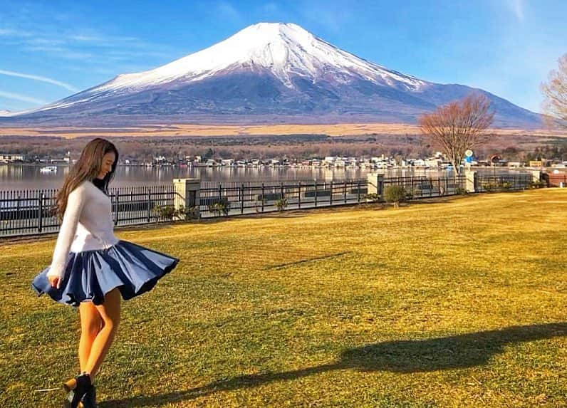 黒澤ゆりかさんのインスタグラム写真 - (黒澤ゆりかInstagram)「日本一同士のコラボです❣️🗻笑 #日本一めくられている 日本一の富士山 衣装も富士山スタイル笑 沢山のいいね待ってます💕 #model #art #japanesegirl ﻿ # collaboration #富士山 #黒澤ゆりか #yurikakurosawa  #ミニスカート #skirt #スカートふわり #スカートめくり #チラリズム # #japan #art #photo #モンローガール #和製モンロー #スカートめくられのプロ  #グラビア #professional #ヤバスタ #浪漫 #marilynmonroe #スカートめくりマイスター #monroegirl﻿ #スカートちゃん #ヤバスタ #チラリズム #絶対領域  #followme﻿ #本日のスカートふわり﻿ #角度を変えたくなる写真﻿ ❤︎#produceYURIKA﻿」3月6日 19時38分 - yurikakurosawa