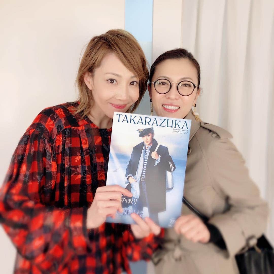 のインスタグラム：「ちえ(柚希礼音）と宝塚星組✨ 先日退団発表したさゆみ(紅ゆずる)。パレードの時、2人して号泣😭さゆみ、頑張ったね😭ちえと並んで観劇できたことにも感動😢旅立つって尊いな✨宝塚のあったかさを2人して改めて感じたのでした✨ そして、偶然あやかさん(白城あやかさん)ご夫婦にお会いして写真を撮って頂きました。あやかさんの美しさ、ハンパない😆💕 #宝塚 #星組 #柚希礼音 #白城あやか さん #中山秀征 さん #ステキなご夫婦」