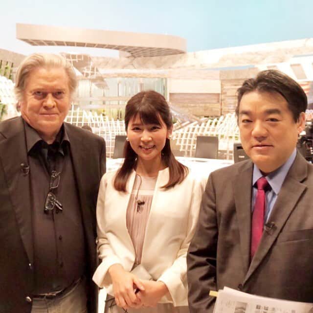 フジテレビアナウンサーのインスタグラム：「竹内です😊 アメリカのスティーブ・バノン前首席戦略官がBSプライムニュースに出演してくださいました。 北朝鮮・中国・韓国や日米についてなど、2時間たっぷり話を伺いました。  貴重な機会だったので、記念撮影を📸  #竹内友佳 #フジテレビアナウンサー #BSフジLIVEプライムニュース #スティーブバノンさん #松山俊行 キャスター  #この模様は今週土曜21時からのプライムニューススーパーで」