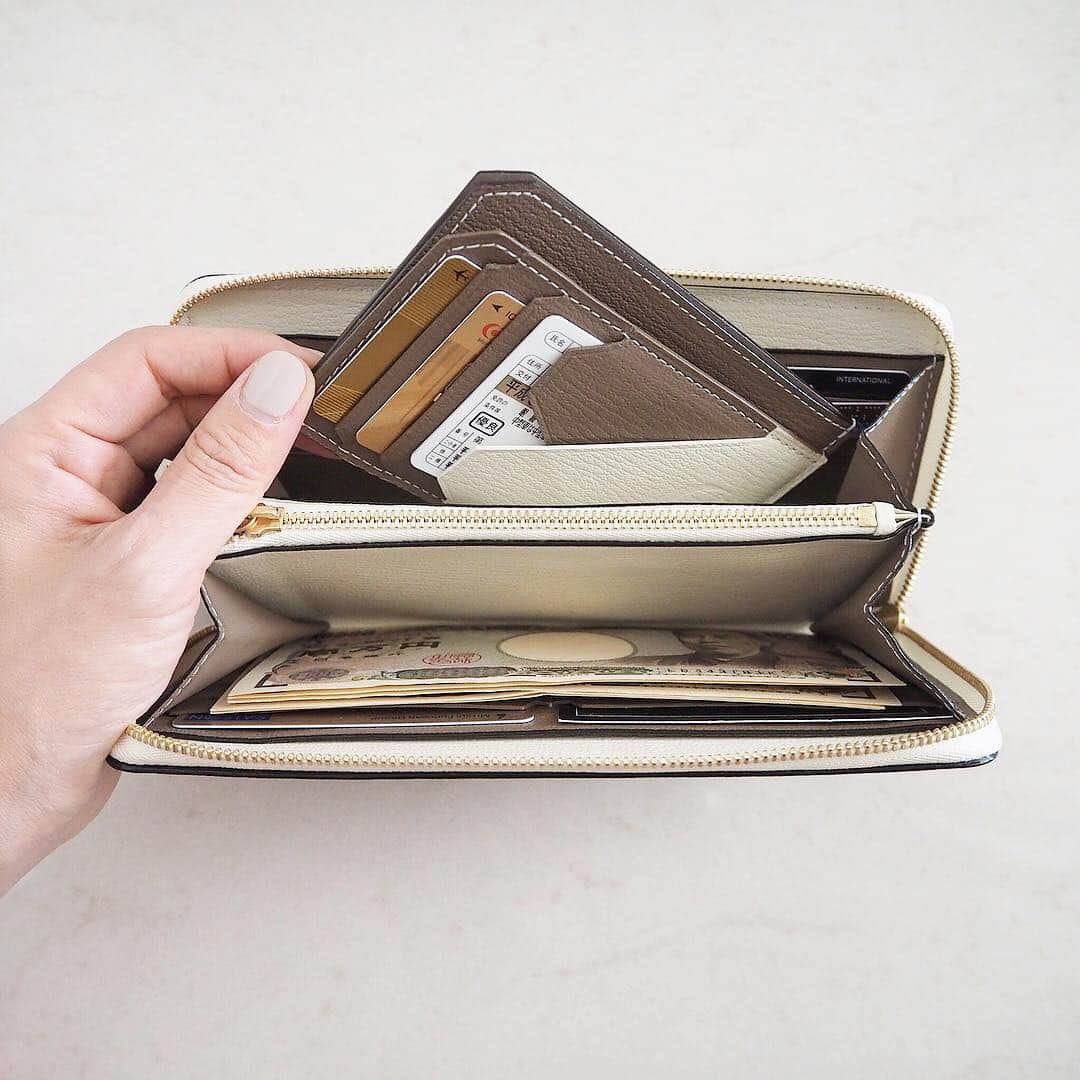 星玲奈さんのインスタグラム写真 - (星玲奈Instagram)「バッグの中身😊💓 小さいバッグを使う頻度が高くなり、どんどん荷物がコンパクトに😌 やはり、お財布が小さくなったことが一番大きいのかも！ 普段は長財布で、中に最小限のものを入れたスマートミニウォレットを入れていて 小さいバッグのときには、それだけ出して持ち歩き。 お財布の中身の入れ替えがないって、すごく楽！！✨ お札を折らずに入れられる2つ折り財布は、スマートミニウォレットよりも容量がありつつ、コンパクトさも叶う！ どれもとてもご好評をいただいているようで 嬉しい限りです😭✨ 何度もご紹介している @larcobaleno_official さんとのコラボ財布とiPhoneケース、これまで何度も完売と再販を繰り返しておりますが、、、リクエストを多くいただきまして また追加入荷となりました😭✨ オンラインでは、明日3/7の18時から販売開始、 店舗では ・伊勢丹新宿本館 ・銀座三越 ・京都伊勢丹 ・名古屋高島屋 ・阪急うめだ本店 ・バーニーズニューヨーク で順次展開となります。 店舗でご購入を検討されていらっしゃる方は 直接店舗へお問い合わせをいただけますと幸いです。 使い勝手などなど、 何かご質問がありましたら お応えさせていただきますね🙋🏻‍♀️ #larcobaleno #ラルコバレーノ#バッグの中身#rstella」3月6日 20時19分 - reinahoshi1015