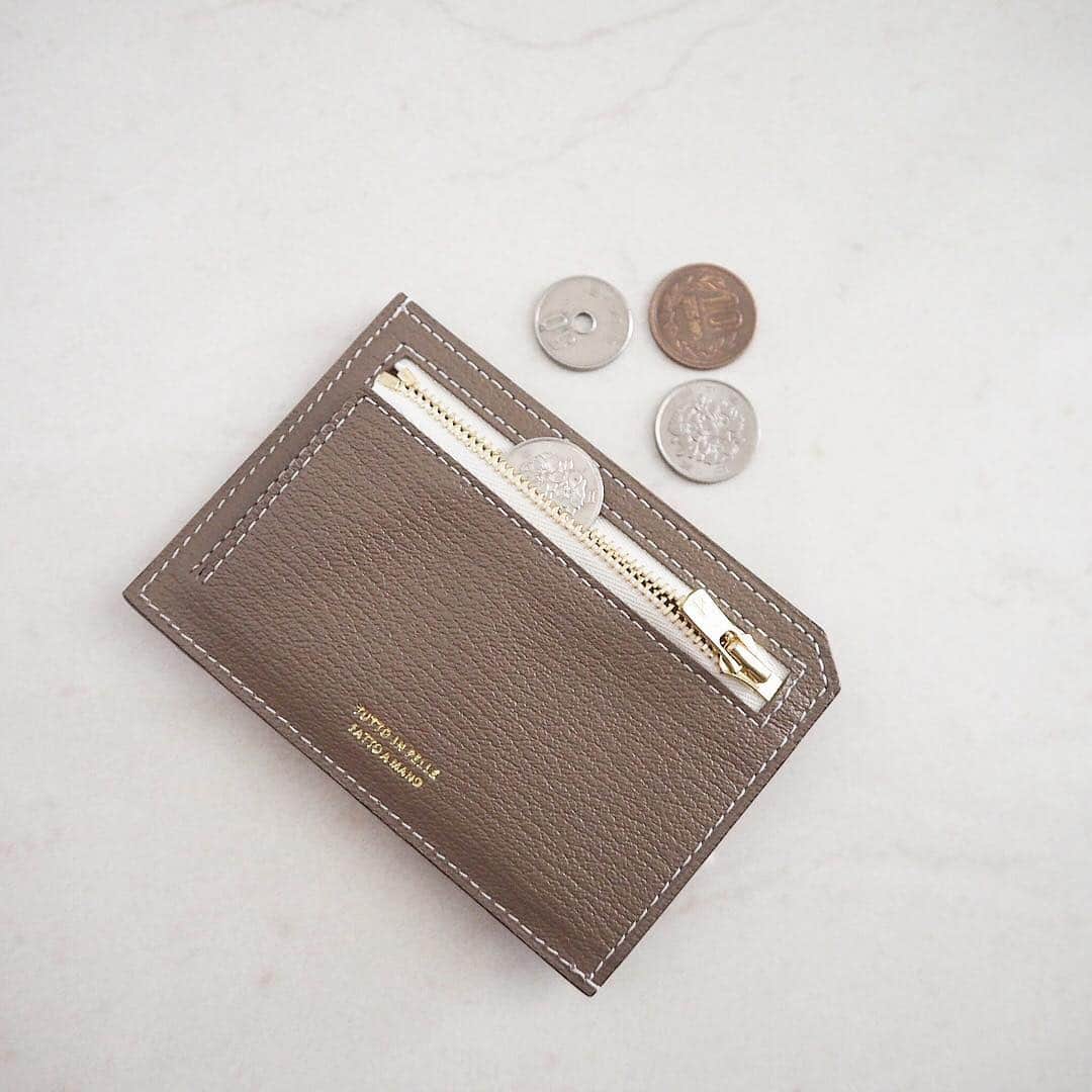 星玲奈さんのインスタグラム写真 - (星玲奈Instagram)「バッグの中身😊💓 小さいバッグを使う頻度が高くなり、どんどん荷物がコンパクトに😌 やはり、お財布が小さくなったことが一番大きいのかも！ 普段は長財布で、中に最小限のものを入れたスマートミニウォレットを入れていて 小さいバッグのときには、それだけ出して持ち歩き。 お財布の中身の入れ替えがないって、すごく楽！！✨ お札を折らずに入れられる2つ折り財布は、スマートミニウォレットよりも容量がありつつ、コンパクトさも叶う！ どれもとてもご好評をいただいているようで 嬉しい限りです😭✨ 何度もご紹介している @larcobaleno_official さんとのコラボ財布とiPhoneケース、これまで何度も完売と再販を繰り返しておりますが、、、リクエストを多くいただきまして また追加入荷となりました😭✨ オンラインでは、明日3/7の18時から販売開始、 店舗では ・伊勢丹新宿本館 ・銀座三越 ・京都伊勢丹 ・名古屋高島屋 ・阪急うめだ本店 ・バーニーズニューヨーク で順次展開となります。 店舗でご購入を検討されていらっしゃる方は 直接店舗へお問い合わせをいただけますと幸いです。 使い勝手などなど、 何かご質問がありましたら お応えさせていただきますね🙋🏻‍♀️ #larcobaleno #ラルコバレーノ#バッグの中身#rstella」3月6日 20時19分 - reinahoshi1015