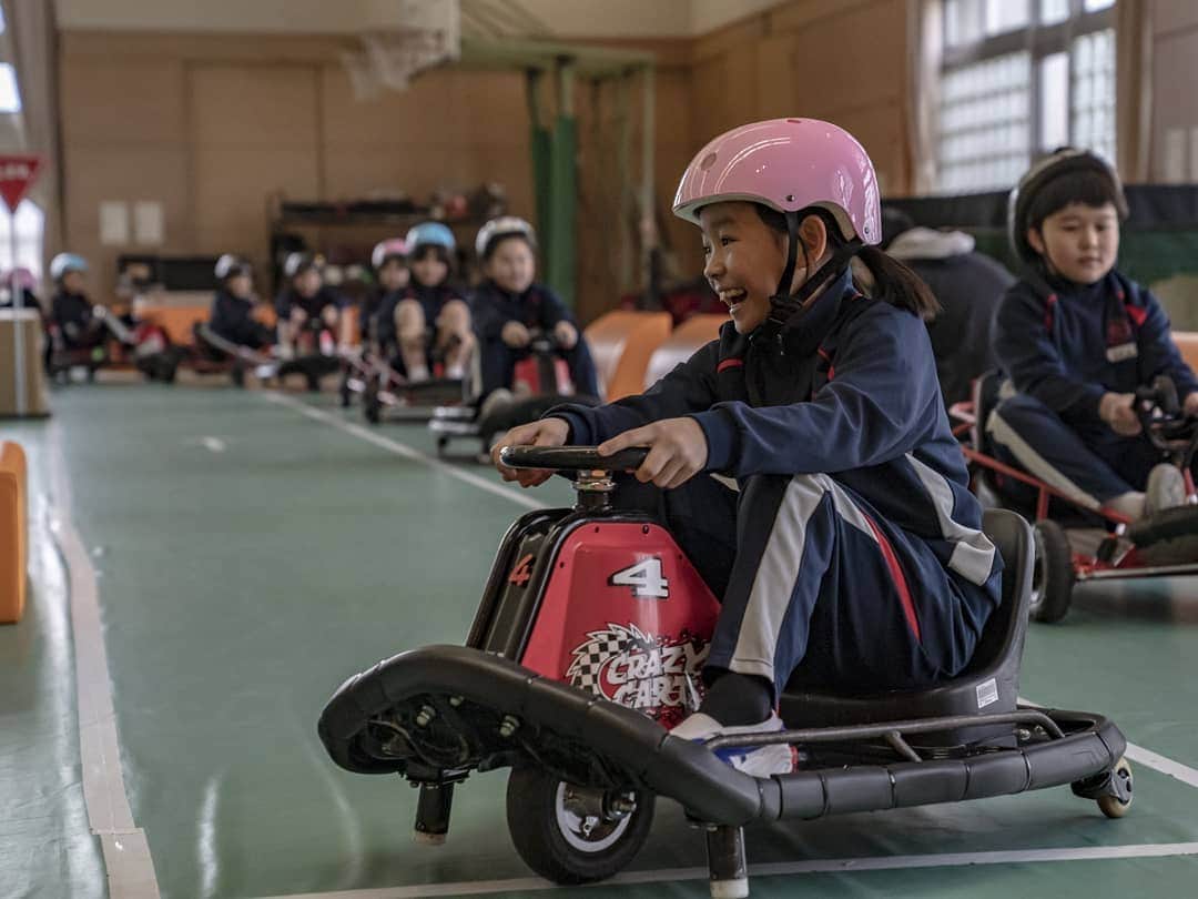 前澤友作さんのインスタグラム写真 - (前澤友作Instagram)「福島県は郡山市の小学校にシロンがやってきた！  プロジェクトメンバーのやまけんです。  本日、スーパーカーで子供たちに夢を運ぶ「MZSC Kids」を福島の小学校で開催しました！ 初めて対面するブガッティ・シロンの迫力、電動カートを用いたドライビングスクールでの運転の面白さに子供たちもテンション上がっていました！ 「宇宙一カッコイイ!!!!」 「また乗りたい!!面白かった!!」 明日も福島の子供たちに夢と笑顔を届けます！  MZ Supercar project meets Fukkonsai festival in Fukushima!!! Bugatti Chiron appeared at a local elementary school in Koriyama-city today. Look at the kids SUPER excited driving kids cars at "MZSC kids driving school" and encountering the body of Chiron for the first time!!! #mzsupercar #MZSCkids #福島 #郡山 #郡山ザベリオ学園 #福魂祭 #ブガッティ #シロン #Bugatti #Chiron #スーパーカー」3月6日 20時34分 - mzsupercar