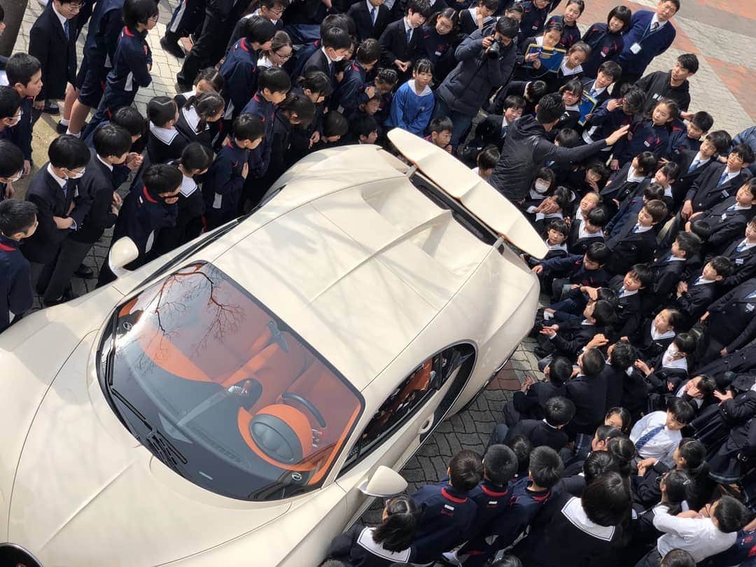 前澤友作さんのインスタグラム写真 - (前澤友作Instagram)「福島県は郡山市の小学校にシロンがやってきた！  プロジェクトメンバーのやまけんです。  本日、スーパーカーで子供たちに夢を運ぶ「MZSC Kids」を福島の小学校で開催しました！ 初めて対面するブガッティ・シロンの迫力、電動カートを用いたドライビングスクールでの運転の面白さに子供たちもテンション上がっていました！ 「宇宙一カッコイイ!!!!」 「また乗りたい!!面白かった!!」 明日も福島の子供たちに夢と笑顔を届けます！  MZ Supercar project meets Fukkonsai festival in Fukushima!!! Bugatti Chiron appeared at a local elementary school in Koriyama-city today. Look at the kids SUPER excited driving kids cars at "MZSC kids driving school" and encountering the body of Chiron for the first time!!! #mzsupercar #MZSCkids #福島 #郡山 #郡山ザベリオ学園 #福魂祭 #ブガッティ #シロン #Bugatti #Chiron #スーパーカー」3月6日 20時34分 - mzsupercar