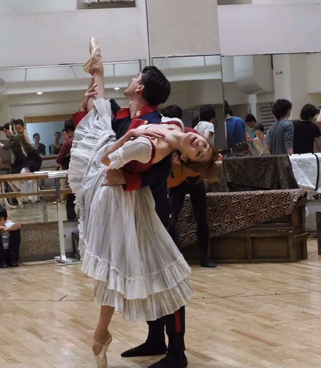 中村祥子さんのインスタグラム写真 - (中村祥子Instagram)「今日から「Carmen」が始まりました‼️ 明日は4年ぶりのカルメンを宮尾俊太郎くん、そしてKバレエカンパニーのダンサーたちと共に演じ、踊ります🌹また変化を遂げたカルメン✨を是非楽しんで、感じて頂きたいです❤️ シュガーレディのBeefでエネルギーをつけ😋💪 トゥシューズも選びカルメン仕様に色を塗って… さぁ‼️👍カルメンの世界に浸りたいと思います。 2019年3月6日(水)～3月21日 Bunkamuraオーチャードホール / 東京エレクトロンホール宮城 / けんしん郡山文化センター #kバレエカンパニー #Carmen#シュガーレディ #shokonakamura #shuntaromiyao」3月6日 21時21分 - shoko_officialpage