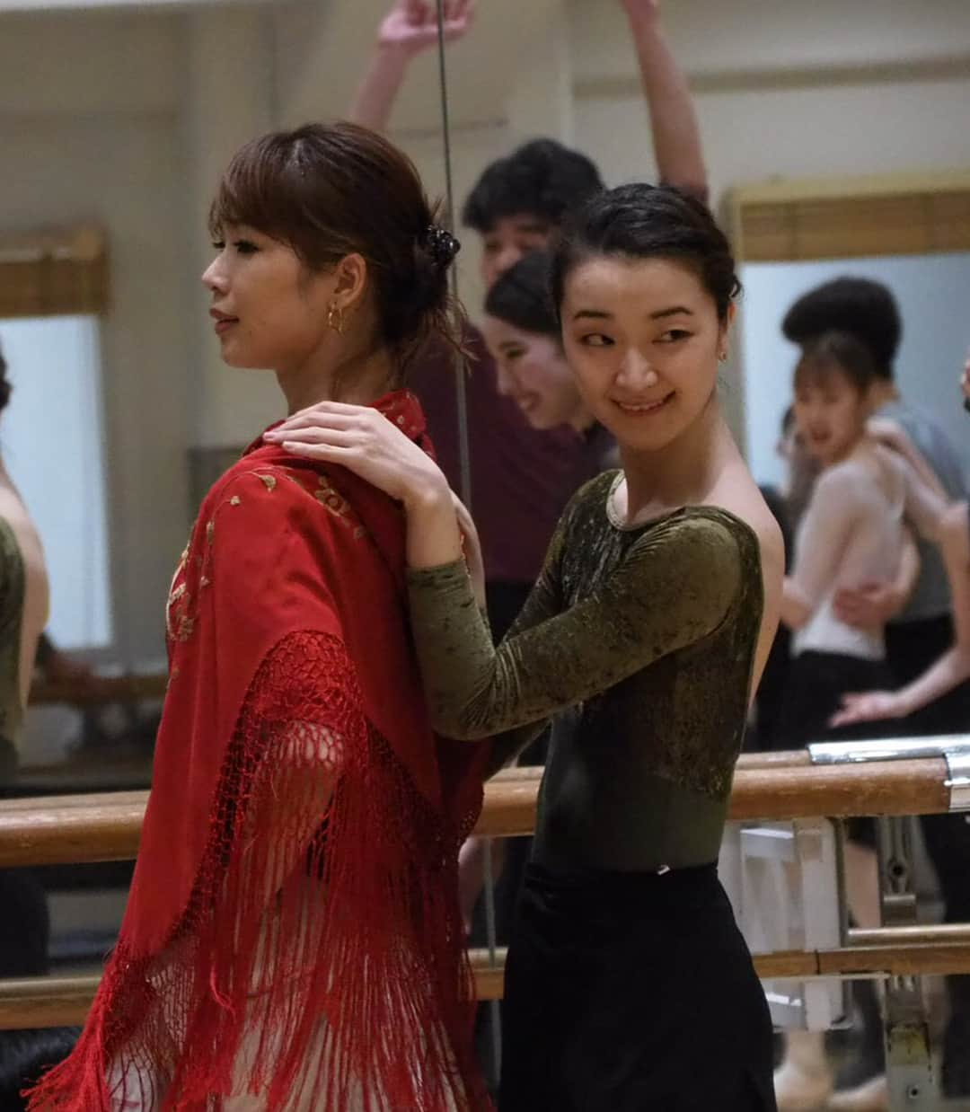 中村祥子さんのインスタグラム写真 - (中村祥子Instagram)「今日から「Carmen」が始まりました‼️ 明日は4年ぶりのカルメンを宮尾俊太郎くん、そしてKバレエカンパニーのダンサーたちと共に演じ、踊ります🌹また変化を遂げたカルメン✨を是非楽しんで、感じて頂きたいです❤️ シュガーレディのBeefでエネルギーをつけ😋💪 トゥシューズも選びカルメン仕様に色を塗って… さぁ‼️👍カルメンの世界に浸りたいと思います。 2019年3月6日(水)～3月21日 Bunkamuraオーチャードホール / 東京エレクトロンホール宮城 / けんしん郡山文化センター #kバレエカンパニー #Carmen#シュガーレディ #shokonakamura #shuntaromiyao」3月6日 21時21分 - shoko_officialpage