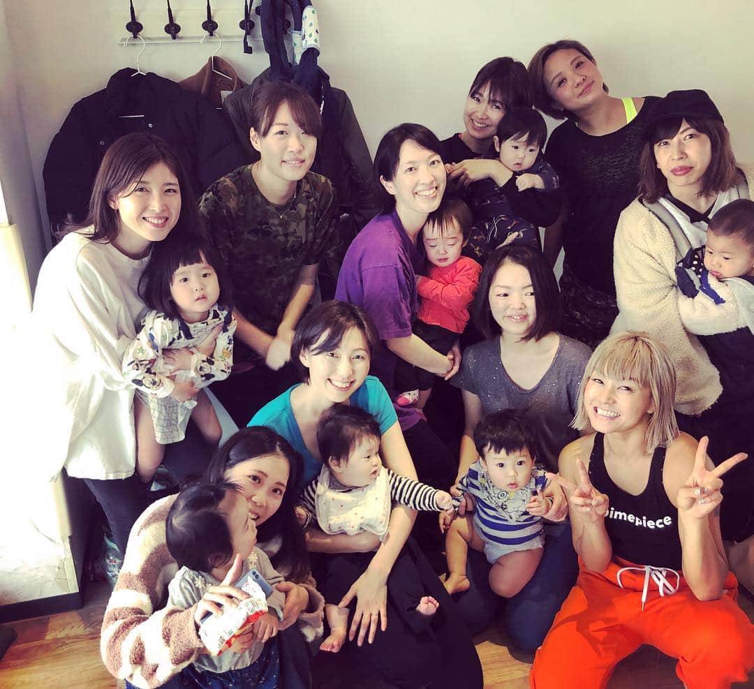 Nazukiのインスタグラム：「2月のママトレ ベヒトレ ダンス ⭐️⭐️⭐️⭐️ 毎回たくさんの方が受けてくれて、定員以上のクラスもあって、感謝です💓 2月は名古屋でも開催できて‼️ たくさんのママ＆ベビーに会えてみんなほんと可愛いの❤️ ママは汗だく💦 ベビーは泣いていた子が泣かずにママと楽しんでくれたりで、毎回成長も見れて楽しみ✨  アップクラスは、ダンスやっていたママさんや、昔の生徒がカムバックしてきてくれたりで、ガッツリ踊ってます‼️ 子連れでダンスレッスンないから、ほんとみんな楽しんでいて、やってよかったー😊😊 2歳からダンスも初めたばかりだけど、半分保育士さんになって、ダンス教えてます👍😭 大人教えるよりマジで大変だけど、できるようになった時の喜びはかなり大きい‼️ まだまだ勉強しないといけない事たくさんあるー😆😆 3月もママさん達、ベビーとお待ちしてます😘  スケジュール 予約は 、前回に載せてあります✋🏻 #mama #dance #dancer #training #baby #babydance #mamadance #子連れダンス #ママトレ #ママダンス #ベビトレ #ベビトレダンス #子育て #育児 #リフレッシュ #産後トレーニング」