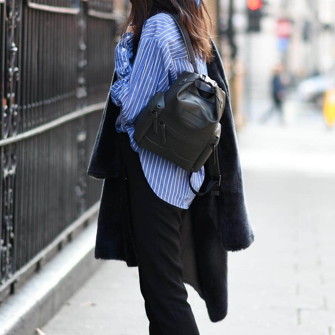 辻莉紗子さんのインスタグラム写真 - (辻莉紗子Instagram)「今日のコーディネート👗普段あまりバックパックは持たないのですが、ラバーレバー素材でかっちりしたスタイルにも合うスタイルが気に入りゲット🎒❤️#London #outfit #fashion #coordinate #instalook #hunteroriginal」3月6日 21時28分 - risaliisako_66