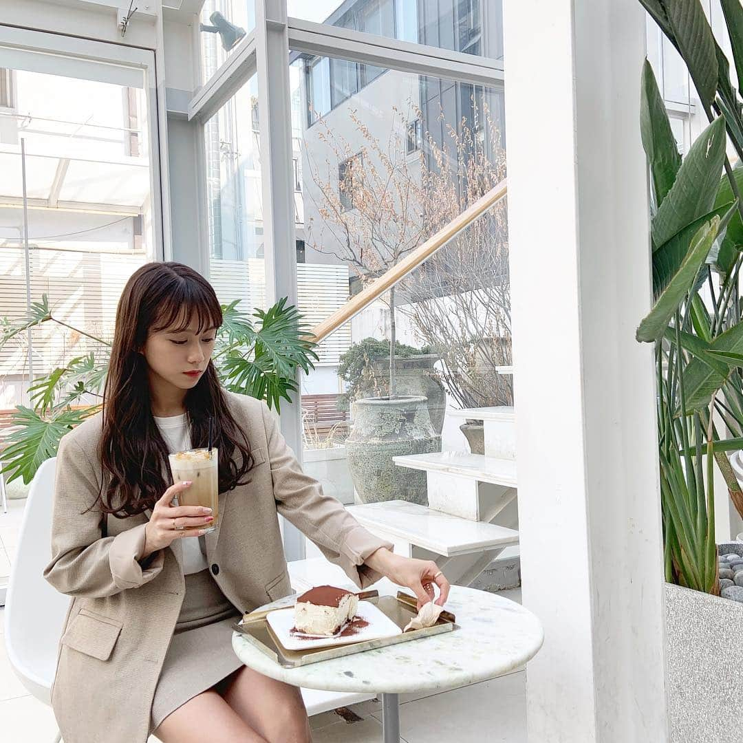 古泉千里さんのインスタグラム写真 - (古泉千里Instagram)「Cafe Mula🌿🌿 日差しが差し込む 素敵なカフェ見つけたの☕️ . . . #cafemula #korea #seoul  #韓国 #韓国旅行 #韓国ファッション  #カロスキル  #カロスキルカフェ  #韓国カフェ #ソウル  #가로수길 #가로수길카페 #신사동  #강남 #한국 #카페」3月6日 21時34分 - chisamipo1030