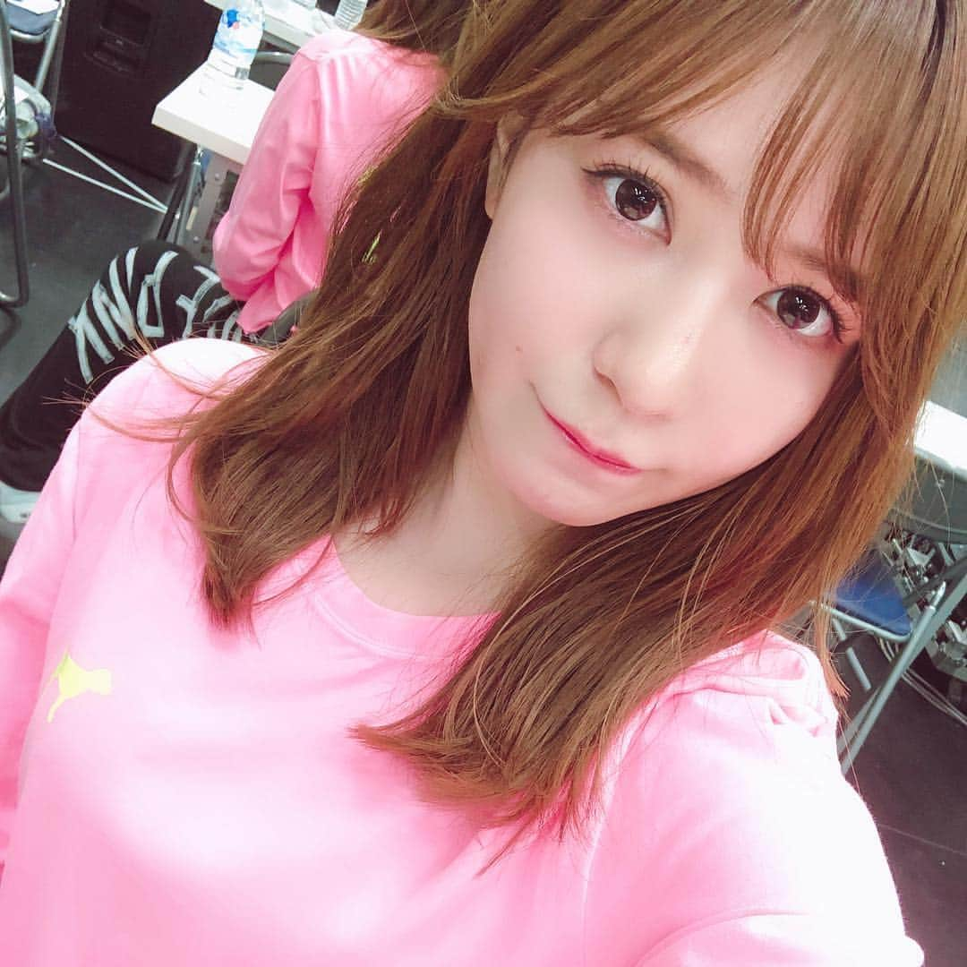 河西智美さんのインスタグラム写真 - (河西智美Instagram)「楽ちん可愛いヘア好評でうれしい♡ . . 久しぶりにメイクしたら アレ？なんか今日かわいいですね？☺️ って稽古場で言われて えー♡うれしい♡ 、、ん？、、、ん？ どうゆう意味やーー🤨🤨🤨😠 って爆笑しました🤣 和気あいあい楽しい稽古場💓笑 . . . 久しぶりにできたニキビ(吹き出物😠)がなかなか治らないなー。花粉かなー？？ 鼻の真ん中のやつ写真でも目立つね🥺 昨日ジューシーにもらったニキビクリーム塗り塗りして早く治したいと思います😠💪💓」3月6日 21時36分 - chiyu3u