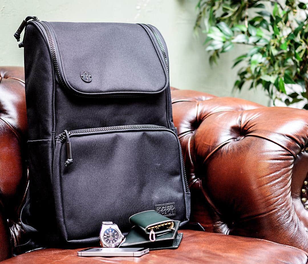 FocusedSpaceさんのインスタグラム写真 - (FocusedSpaceInstagram)「ビジネスシーンにおいてシンプル過ぎない絶妙なデザインバランスと、収納力にすぐれたバックパックです。 #backpack#bag#gearbag#toolbag#businessbag#rucksack#daypack#FocusedSpace#ビジカジ#カフェ#ジャケパン#バックパック#ビジネスバッグ#デイパック#リュック#PCバッグ#フォーカスドスペース」3月6日 21時46分 - focusedspace_japan