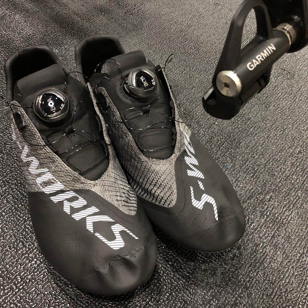竹谷賢二さんのインスタグラム写真 - (竹谷賢二Instagram)「#sworksexos をトレーニング140kmでガッツリ履いて、#garmin #vector3 のペダリングダイナミクスとフィーリングを考慮して、さらにローラーでクリートの向きを調整。 アッパーがしなやかで履き心地はノンストレスだが、反面カーボンソール上で足が暴れるようなラフなダンシングは厳禁だしペダリングでの足の向き合わせは完璧を期したいところ。固定クリートではなくわずかに遊びのあるクリートの方が相性は良いかもしれない。 とはいえ軽さは圧倒的に気持ち良いペダリングフィールに繋がっていて、180kmをイーブンペースで走りきる #アイアンマン では最高なシューズであろう。 #specialized #ロードバイク #トライアスロン #kona2020 #エンデュアライフ」3月6日 21時55分 - tktakeyakenji