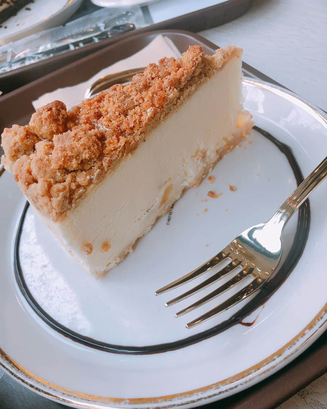 Emiさんのインスタグラム写真 - (EmiInstagram)「韓国で行ったcafe 27種類のチーズケーキがあるお店で何よりすごいのは 韓国は可愛いカフェが夜中までやってるところ ここも深夜1時までだった😳 また来月も行くよー1人で😂 韓国大好き💕  #koreatrip #korea🇰🇷 #trip #cafe #cake #coffeetime #1日1更新」3月6日 21時56分 - emi_yoga