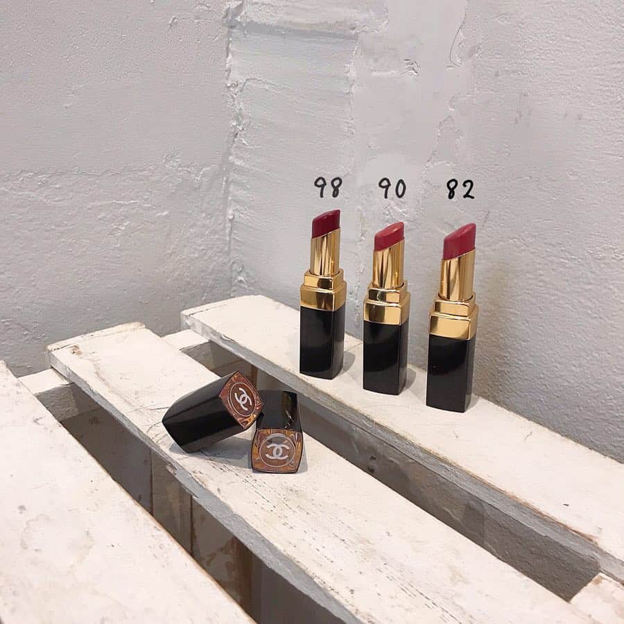 のインスタグラム：「最近の💋  @chanel.beauty の新作lip ワンストロークで艶々に💋 キャップが透明になってて色も一目でわかるよっ ♡  ナチュラル目の色味にハマってるから 90.82を単色で使ったりたまに濃いめの気分の時は98を 重ね付けしても絶対可愛い❤️ #chanelmakeup #RougeCoco #ココフラッシュ #nanaおすすめ化粧品」