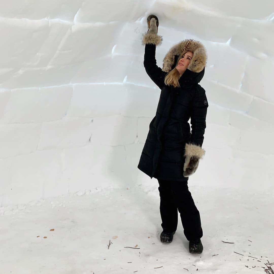 ジョアニー・ロシェットのインスタグラム：「Some of the elders that I met during my stay up North were born in igloos or tents and they now live in houses with flat screen TVs. They warmed up with lamps burning seal fat inside the igloo, but I still needed my @canadagoose to keep me warm! #truenorthstrongandfree #inukjuak #igloo #nunavik」