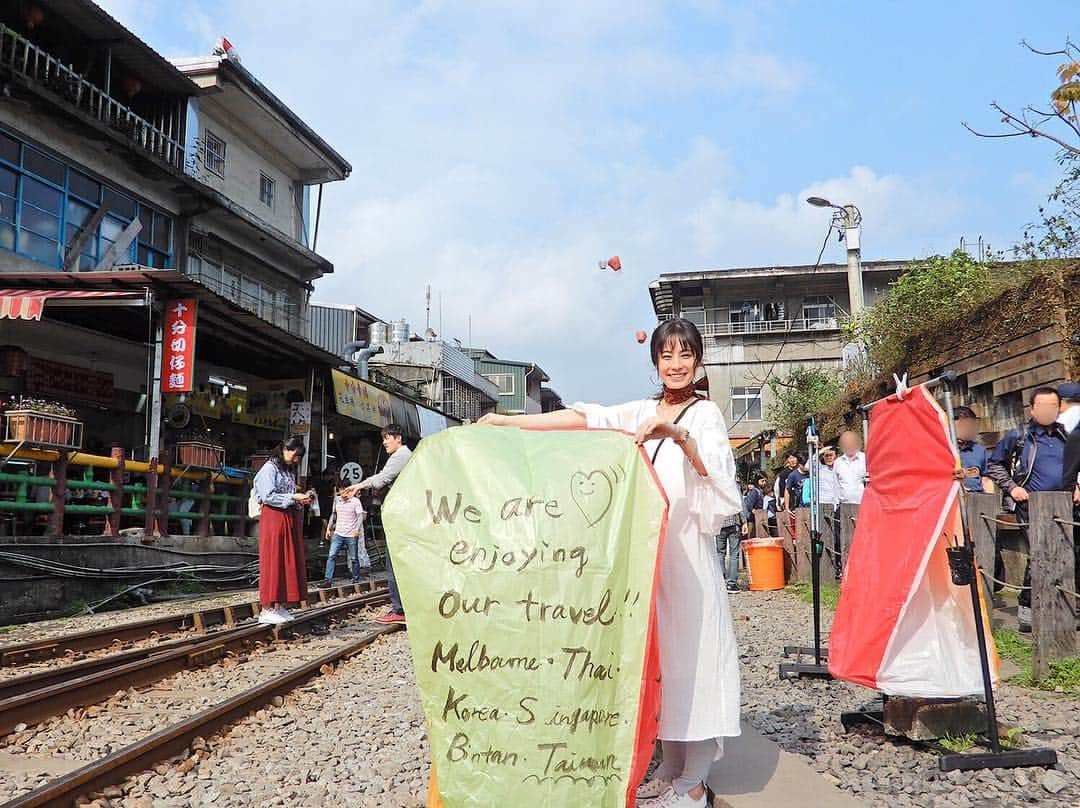 伊藤沙織さんのインスタグラム写真 - (伊藤沙織Instagram)「📍十分,台湾,Taiwan 私たちは4色のランタンを飛ばしました💚❤️🧡♡色によって意味が違うんだって😉筆でお願い事を書いたりしたよ(写真の面はお願い事じゃなくてただ現状を書いた笑) . #台湾旅行」3月7日 9時20分 - saori__ito