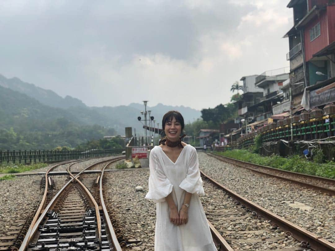 伊藤沙織さんのインスタグラム写真 - (伊藤沙織Instagram)「📍十分,台湾,Taiwan 私たちは4色のランタンを飛ばしました💚❤️🧡♡色によって意味が違うんだって😉筆でお願い事を書いたりしたよ(写真の面はお願い事じゃなくてただ現状を書いた笑) . #台湾旅行」3月7日 9時20分 - saori__ito