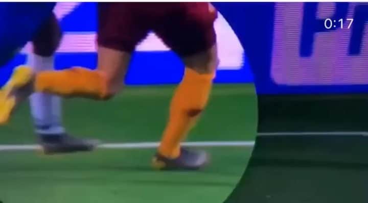 のインスタグラム：「VAR？？？ 延長の後半終了間際 シックに対してのファールかと思われるエピソードがポルトのペナルティエリア内にありました。主審は#var を使わずにノーファールと判断しました。どう思いますか？？？？？コメント👇👇👇👇👇 FORZA ROMA💛❤️💛❤️ #asroma#roma#fan#japan#italy#capitale#tifoso#wolf#serieA#nike#america#calcio#daje#dajeroma#forzaroma #sport#funny#win#ucl#porto#var#pk @officialasroma @vocegiallorossa @laroma.info  @i.romanisti @_laroma1927」