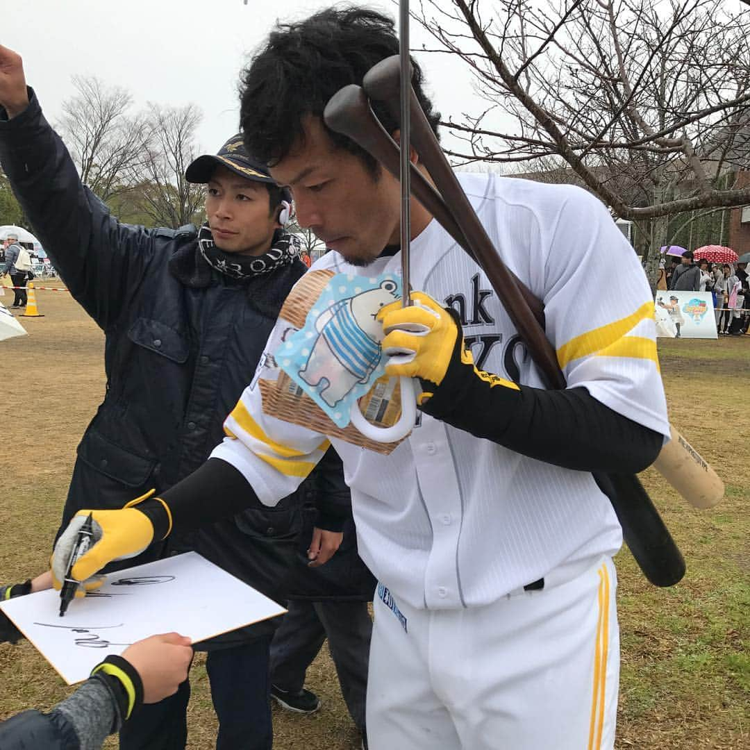 山口愛実さんのインスタグラム写真 - (山口愛実Instagram)「今日は姪っ子達とホークス戦見にヤフオクドームへ…⚾️ 今年初の観戦だからウキウキで行ったら、まず座席がみずほプレミアムシートでしかもバックネット裏の最前列♡♡ 初めての席に興奮してしまい、写真撮るのに必死すぎて座席から落ちて尻もちつく始末…😅😅 最前列って、打席に立った選手の声まで聞こえてきた😁 (西武の山川くんがデッドボールが手に当たって、痛っっ！って言う声とか審判に西武の監督が抗議してる声とか…ww) 推しの哲朗さんも目の前で見れたから満足♡ かっこよかった…😍 そして、先月末の日曜日は弟家族とホークス宮崎キャンプに日帰りで行ってきた😊 ☔で試合は中止になったけど、目の前で長谷川さん、マッチー、高橋礼くんとか、コーチになったポンちゃんとか見れた🎵 しかし、うちの甥っ子くんは選手からサインもらうのは難しいと思って、最終的にはハリーホークに色紙と携帯にサインもらってた🤣🤣🤣 しかも色紙の名前… 「いおり」なのに「いより」って書かれそうになって、慌てて修正してたww 来年も行かねば…😏 今年はホークスと西田哲朗様にどっぷりハマりそうだわ😍😍 #ソフトバンクホークス #オープン戦 #西田哲朗 #22 #西田さんマジでかっこいい」3月7日 0時33分 - manami0331