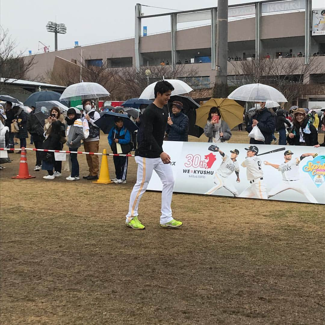 山口愛実さんのインスタグラム写真 - (山口愛実Instagram)「今日は姪っ子達とホークス戦見にヤフオクドームへ…⚾️ 今年初の観戦だからウキウキで行ったら、まず座席がみずほプレミアムシートでしかもバックネット裏の最前列♡♡ 初めての席に興奮してしまい、写真撮るのに必死すぎて座席から落ちて尻もちつく始末…😅😅 最前列って、打席に立った選手の声まで聞こえてきた😁 (西武の山川くんがデッドボールが手に当たって、痛っっ！って言う声とか審判に西武の監督が抗議してる声とか…ww) 推しの哲朗さんも目の前で見れたから満足♡ かっこよかった…😍 そして、先月末の日曜日は弟家族とホークス宮崎キャンプに日帰りで行ってきた😊 ☔で試合は中止になったけど、目の前で長谷川さん、マッチー、高橋礼くんとか、コーチになったポンちゃんとか見れた🎵 しかし、うちの甥っ子くんは選手からサインもらうのは難しいと思って、最終的にはハリーホークに色紙と携帯にサインもらってた🤣🤣🤣 しかも色紙の名前… 「いおり」なのに「いより」って書かれそうになって、慌てて修正してたww 来年も行かねば…😏 今年はホークスと西田哲朗様にどっぷりハマりそうだわ😍😍 #ソフトバンクホークス #オープン戦 #西田哲朗 #22 #西田さんマジでかっこいい」3月7日 0時33分 - manami0331