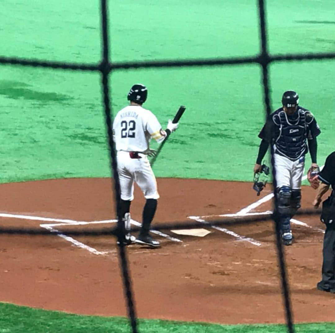 山口愛実のインスタグラム：「今日は姪っ子達とホークス戦見にヤフオクドームへ…⚾️ 今年初の観戦だからウキウキで行ったら、まず座席がみずほプレミアムシートでしかもバックネット裏の最前列♡♡ 初めての席に興奮してしまい、写真撮るのに必死すぎて座席から落ちて尻もちつく始末…😅😅 最前列って、打席に立った選手の声まで聞こえてきた😁 (西武の山川くんがデッドボールが手に当たって、痛っっ！って言う声とか審判に西武の監督が抗議してる声とか…ww) 推しの哲朗さんも目の前で見れたから満足♡ かっこよかった…😍 そして、先月末の日曜日は弟家族とホークス宮崎キャンプに日帰りで行ってきた😊 ☔で試合は中止になったけど、目の前で長谷川さん、マッチー、高橋礼くんとか、コーチになったポンちゃんとか見れた🎵 しかし、うちの甥っ子くんは選手からサインもらうのは難しいと思って、最終的にはハリーホークに色紙と携帯にサインもらってた🤣🤣🤣 しかも色紙の名前… 「いおり」なのに「いより」って書かれそうになって、慌てて修正してたww 来年も行かねば…😏 今年はホークスと西田哲朗様にどっぷりハマりそうだわ😍😍 #ソフトバンクホークス #オープン戦 #西田哲朗 #22 #西田さんマジでかっこいい」