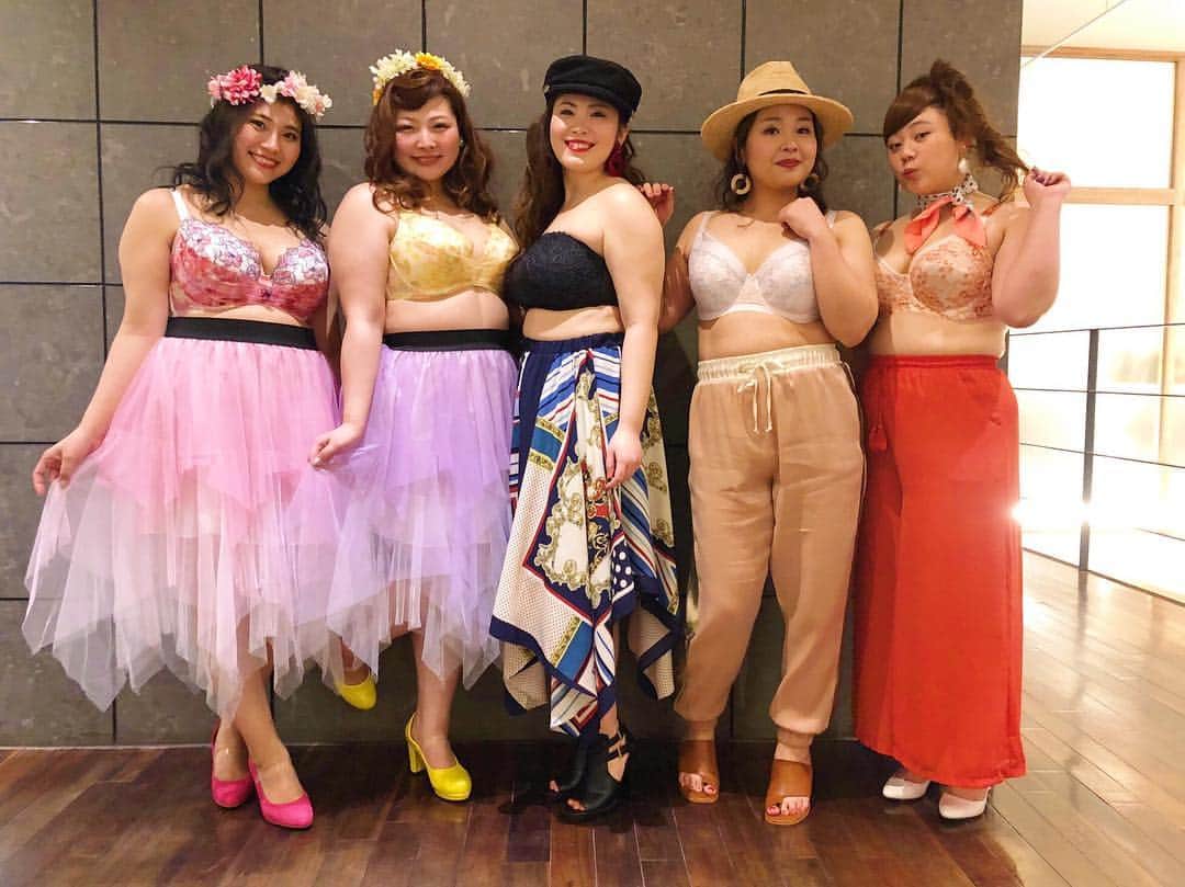 大瀧彩乃さんのインスタグラム写真 - (大瀧彩乃Instagram)「・ きっと日本初🔥 大きいサイズの下着ファッションショー『Wacoal x la farfa  ラファーファ下着ラボ』 が開催されました👙  お揃いの下着はリンクコーデにしたり、モデルちゃんたちの個性とテーマに合わせてリアルクローズに近いものでコーディネートしました👗  今回参加してくださった読者の皆さんにも楽しんでいただけたようで、とーっても素敵なイベントになりました！  ワコールさん、ラファーファさん、モデルのみんな、このショーに携わっていただいたスタッフの皆様、ありがとうございます🙏💕 ・  #モデルプレス さん、#WWD さん、#Fashionsnap さんにも記事を載せていただいているので是非ご覧ください🙋‍♀️ ・ ・  協賛 @krispykremejapan 🍩 @moninjapan 🥤 ・ #ワコール #ラファーファ #ぽちゃリーゼ #stylingbyme #plussize #ラファーファ #ぽっちゃり」3月7日 0時52分 - _ayanootaki_