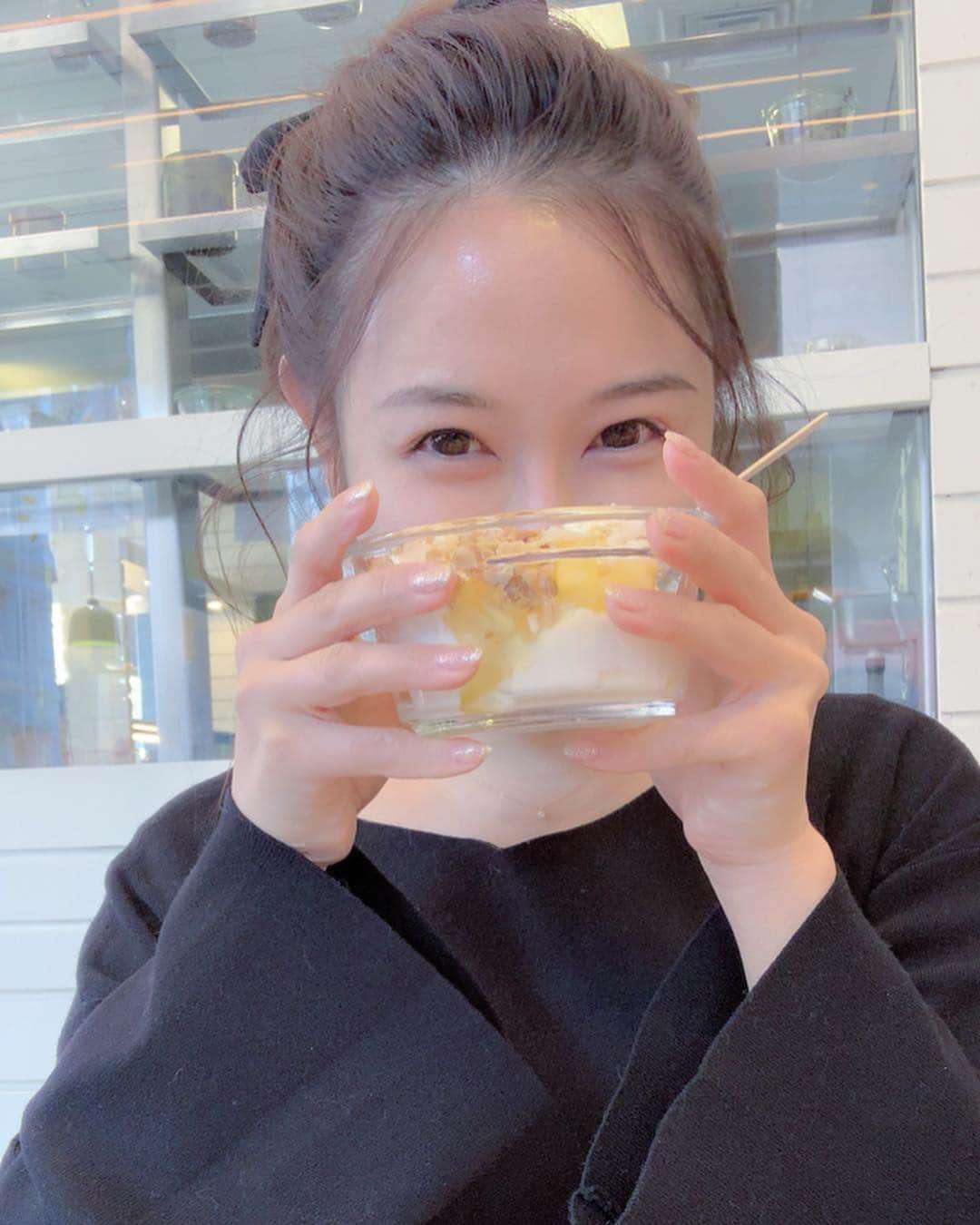 清原ゆきなさんのインスタグラム写真 - (清原ゆきなInstagram)「すっぴんで すぐにお出かけしたい時にcandymagicのコンタクトが大活躍✨  今日の朝食は 赤レンズ豆のスープとココナッツ&パイナップルのヨーグルト🥥🍍 #キャンディーマジック  #ワンデーカラコン 👀"marble "1day colour→chelsy」3月7日 1時08分 - yukina7.7