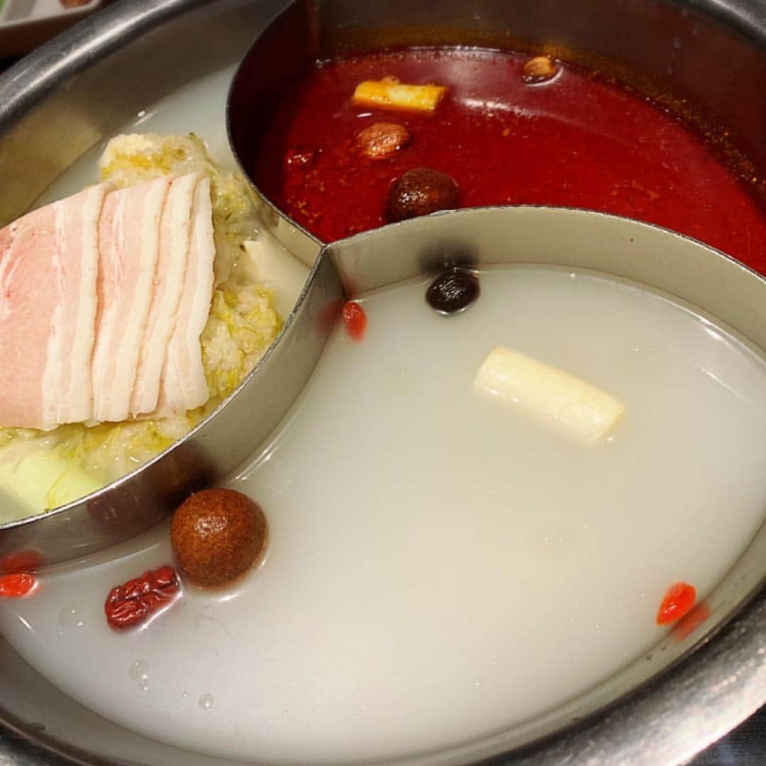 横山みれいさんのインスタグラム写真 - (横山みれいInstagram)「今日は大好きな火鍋〜( ^ω^ ) ３種類スープを選べるお店なので、 先月はもつ鍋をチョイスしたけど、今日は酸っぱいスープにしてみた！！ 美味しかった〜（ ; ; ） ご馳走さまでした😊」3月7日 1時36分 - mireichan66