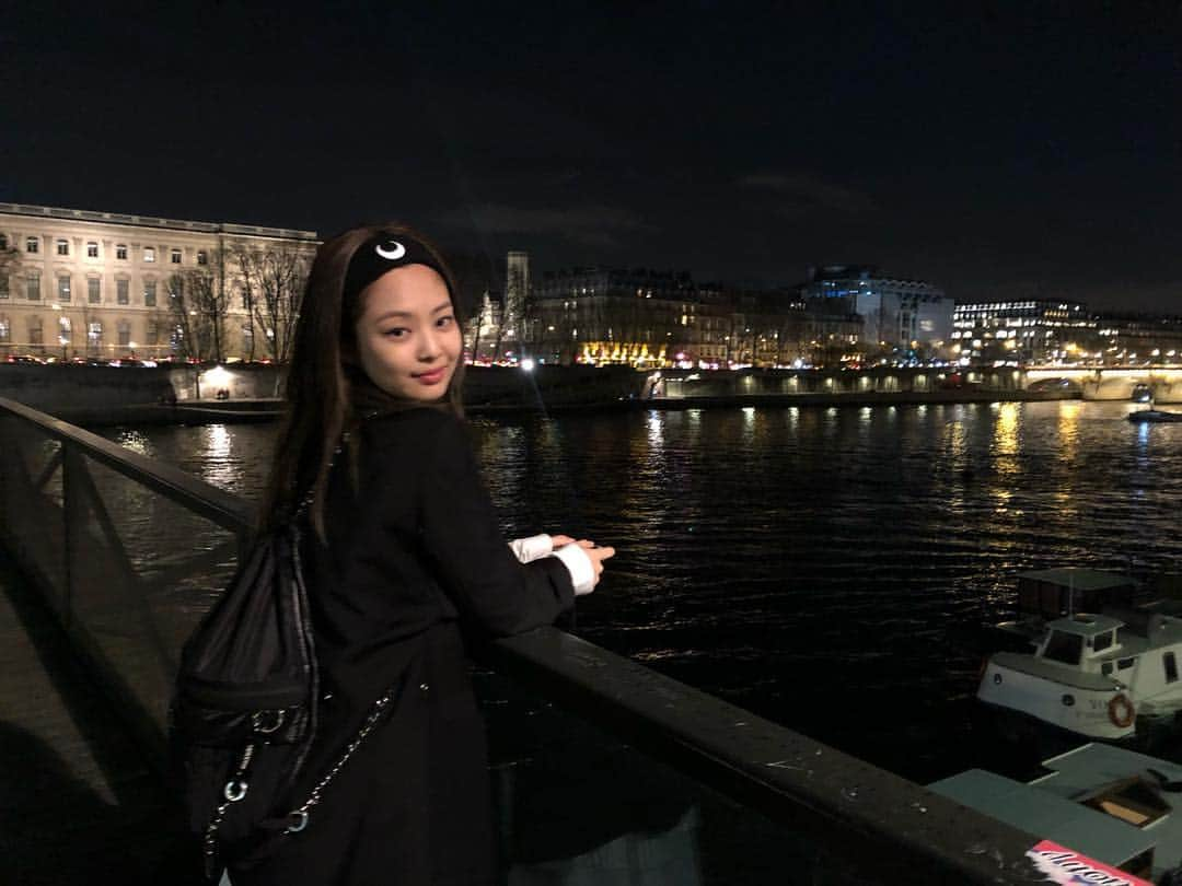 ジェニーさんのインスタグラム写真 - (ジェニーInstagram)「What a romantic city 🖤」3月7日 4時11分 - jennierubyjane