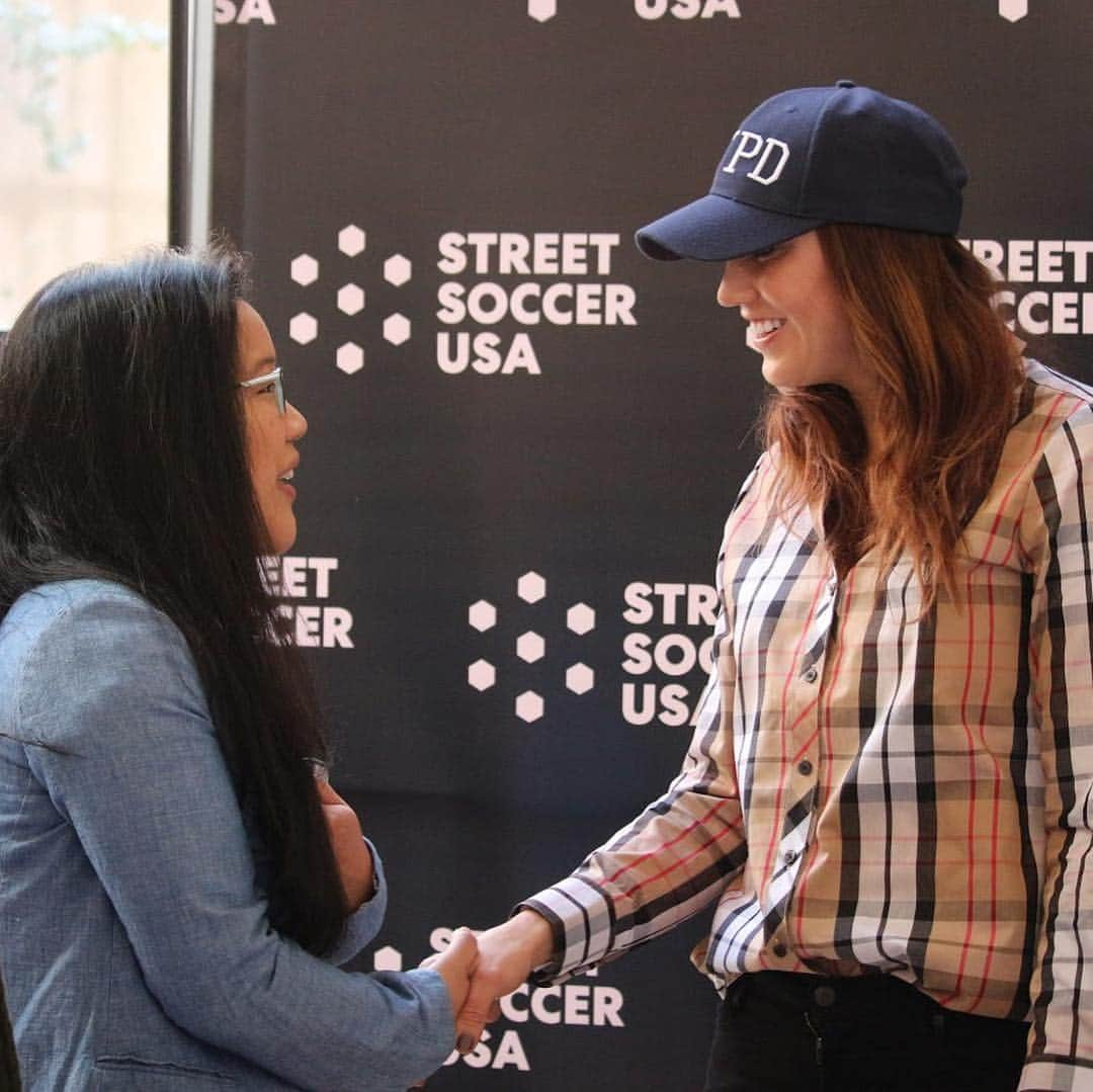 ホープ・ソロさんのインスタグラム写真 - (ホープ・ソロInstagram)「What a memorable day with @streetsoccerusa in a room full of people who care about making change and using the power of the game to transform lives. Proud to be part of your mission and so humbled by all your support in the fight for #equalpay.」3月7日 5時31分 - hopesolo