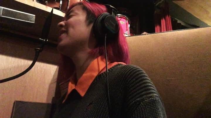 HARUHIのインスタグラム：「Living like a moon that wanes 🌑  Guess the time signature.  Song by @kairvina @hkulf41 @jayvidd  With assistant sir @yonadav123  @hobby_shop_studio_west  #sennheisermd441u #recording」