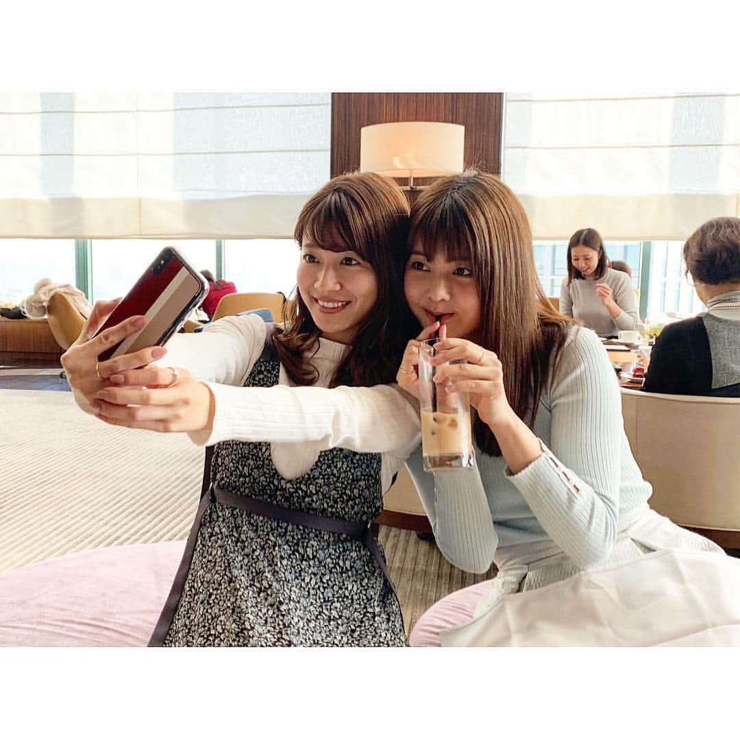 三谷紬さんのインスタグラム写真 - (三谷紬Instagram)「* 私もやっと！いちごの会🍓 可愛すぎてため息が出てしまうような同期とお茶してきました。 もちろんいちごも可愛いけど、 何よりみんなが可愛すぎる❣️ ああ、本当に可愛い。 目の保養🥺💗 自分の意識を高めるためにも 1枚目の写真をスマホの待ち受けにしております📱笑 . とっても不思議で “りな”が2人と“あきこ”が2人の代。 私はこんな呼び方をしています🤭 日テレ・佐藤梨那アナ⇨さとりな TBS・山本里菜アナ⇨やまりな フジ・久慈暁子アナ⇨くじこ テレ東・角谷暁子アナ⇨あき・かどみ（気分によって変えてます笑） この日は残念ながら、角谷アナは欠席😭 いつ会っても癒されるし、話が止まらない友達のような同期たち🧸 佐藤アナのお誕生日もみんなでお祝い出来ました🎂 映えている（？）写真ばかりですが、その裏側は5枚目📸（笑） 大人しく…なんてことはなく、 声が通るので騒ぎすぎてしまったかもしれないです🤦🏼‍♀️笑笑笑 それにしても、可愛いなぁ。 * #同期#キー局#日本テレビ#佐藤梨那 アナ#TBS#山本里菜 アナ#フジテレビ#久慈暁子 アナ#いちご#アフターヌーンティー#afternoontea#映え#映えスイーツ#映えの裏側#隣に並ぶと幸せになる#目の保養#私がここに並ぶのは恐縮すぎる#テレビ東京#角谷暁子 アナ#次回は ！#待ち受け #アナウンサー#テレビ朝日#三谷紬」3月7日 18時56分 - mitani_tsumugi