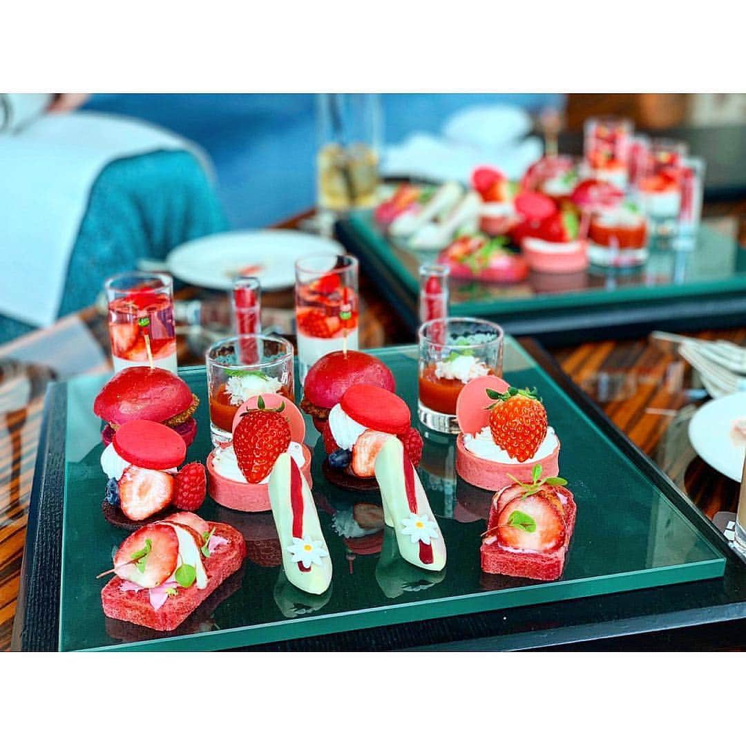 三谷紬さんのインスタグラム写真 - (三谷紬Instagram)「* 私もやっと！いちごの会🍓 可愛すぎてため息が出てしまうような同期とお茶してきました。 もちろんいちごも可愛いけど、 何よりみんなが可愛すぎる❣️ ああ、本当に可愛い。 目の保養🥺💗 自分の意識を高めるためにも 1枚目の写真をスマホの待ち受けにしております📱笑 . とっても不思議で “りな”が2人と“あきこ”が2人の代。 私はこんな呼び方をしています🤭 日テレ・佐藤梨那アナ⇨さとりな TBS・山本里菜アナ⇨やまりな フジ・久慈暁子アナ⇨くじこ テレ東・角谷暁子アナ⇨あき・かどみ（気分によって変えてます笑） この日は残念ながら、角谷アナは欠席😭 いつ会っても癒されるし、話が止まらない友達のような同期たち🧸 佐藤アナのお誕生日もみんなでお祝い出来ました🎂 映えている（？）写真ばかりですが、その裏側は5枚目📸（笑） 大人しく…なんてことはなく、 声が通るので騒ぎすぎてしまったかもしれないです🤦🏼‍♀️笑笑笑 それにしても、可愛いなぁ。 * #同期#キー局#日本テレビ#佐藤梨那 アナ#TBS#山本里菜 アナ#フジテレビ#久慈暁子 アナ#いちご#アフターヌーンティー#afternoontea#映え#映えスイーツ#映えの裏側#隣に並ぶと幸せになる#目の保養#私がここに並ぶのは恐縮すぎる#テレビ東京#角谷暁子 アナ#次回は ！#待ち受け #アナウンサー#テレビ朝日#三谷紬」3月7日 18時56分 - mitani_tsumugi